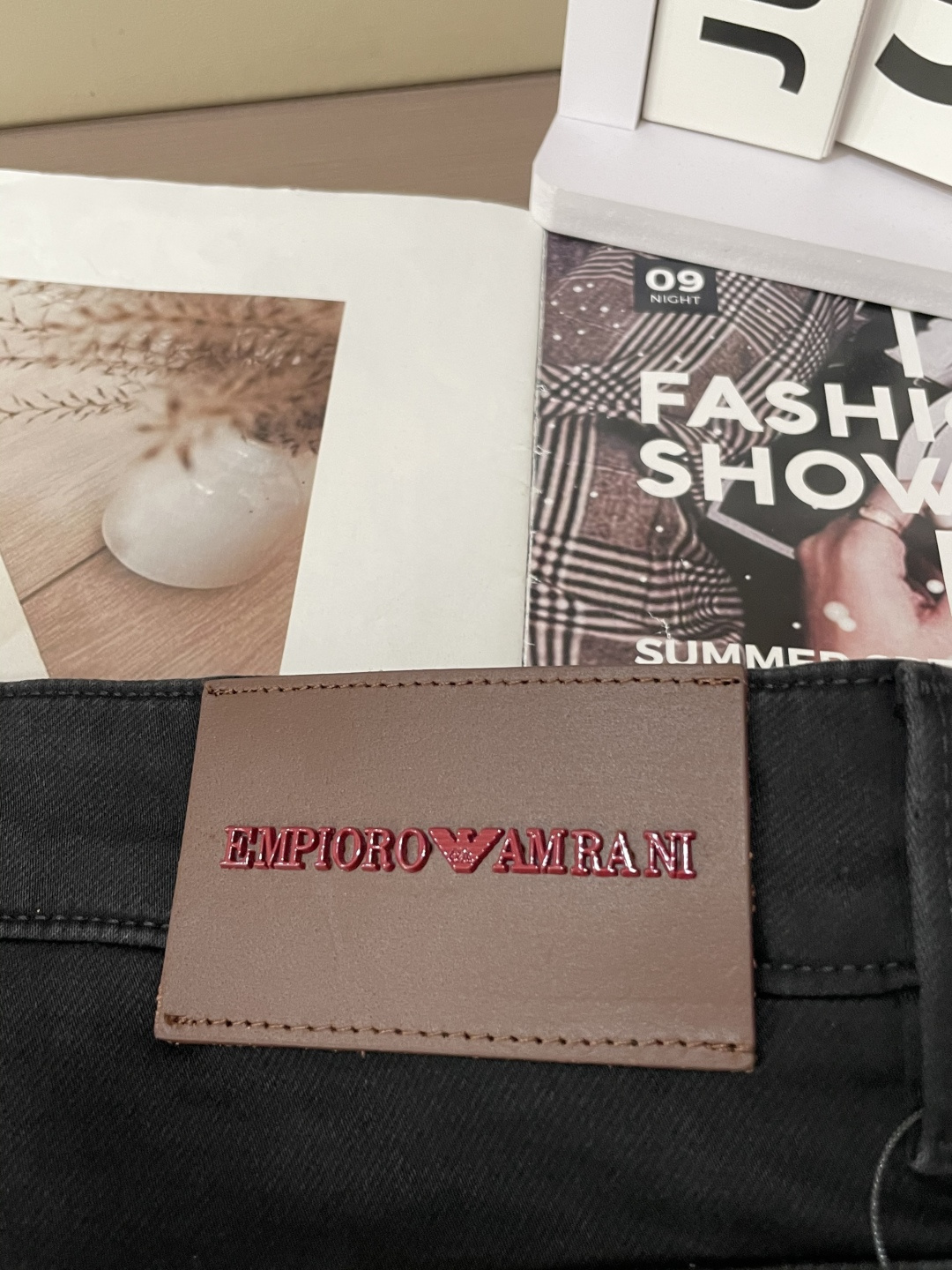 
阿玛尼
专柜最新同款牛仔裤 面料版型做工绝绝子
好穿不挑身材在搭配上没有太多的限制 随意简洁的衬托其他