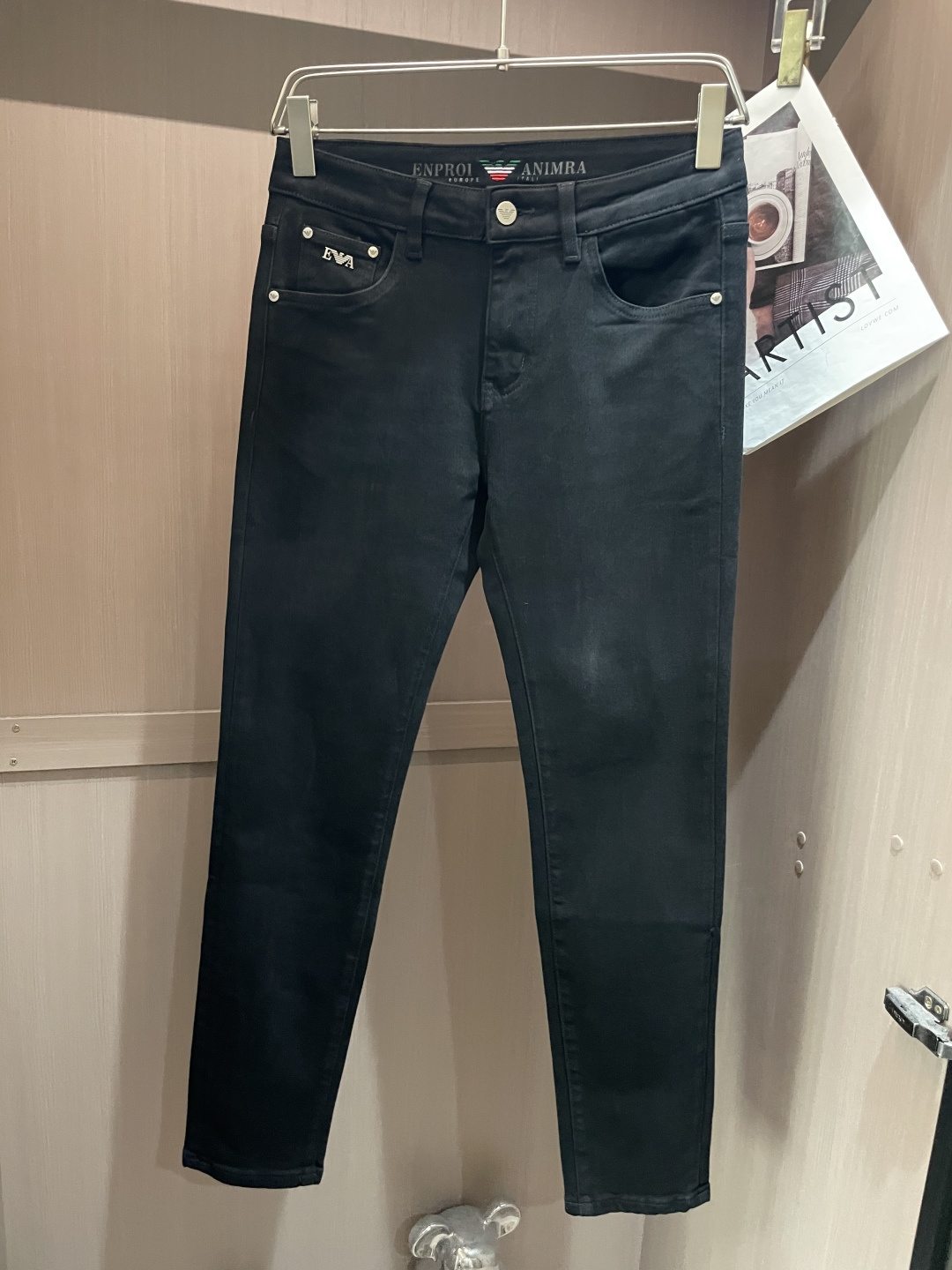 NO:509400,Armani The latest style of jeans in the counter. The fabric style is excellent. You don’t have to choose the body. There are no restrictions on matching. You can set off other items in a simple way to show your style and posture. You can match any style of items, match them with various T-shirts/shirts, knitted jackets. You don’t have to worry about matching when going out every day. 3 sizes 28-38,,armani,jeans,jackets & coats,shirts,tees,t-shirt,alexander wang19860909阿玛尼 专柜最新同款牛仔裤 面料版型做工绝绝子 好穿不挑身材在搭配上没有太多的限制 随意简洁的衬托其他单品,来展现自己的风格姿态～ 可以百搭任何风格的单品,搭配各种T恤／衬衫,针织外套都可,日常外出不必再为搭配而烦恼了3 尺码 28-38,,armani,jeans,jackets & coats,shirts,tees，t-shirt,alexander wang,Men's clothing