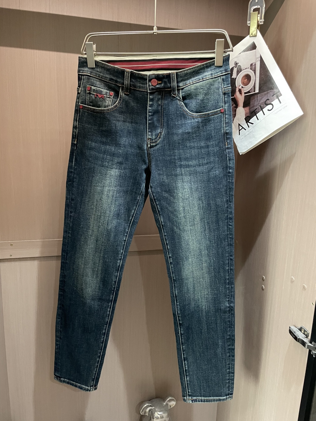 NO:509403,Armani The latest style of jeans in the counter, the fabric style is absolutely craftsmanship, easy to wear, not picky about body shape, there is no limit on matching, casual and simple set off other items to show your style and posture~ You can match any style of items, match with various T-shirts/shirts, knitted jackets, you don’t have to worry about matching on your daily trip 3 sizes 29-38,,armani,jeans,jackets & coats,shirts,tees,t-shirt,alexander wang19860909阿玛尼 专柜最新同款牛仔裤 面料版型做工绝绝子 好穿不挑身材在搭配上没有太多的限制 随意简洁的衬托其他单品,来展现自己的风格姿态～ 可以百搭任何风格的单品,搭配各种T恤／衬衫,针织外套都可,日常外出不必再为搭配而烦恼了3 尺码 29-38,,armani,jeans,jackets & coats,shirts,tees，t-shirt,alexander wang,Men's clothing