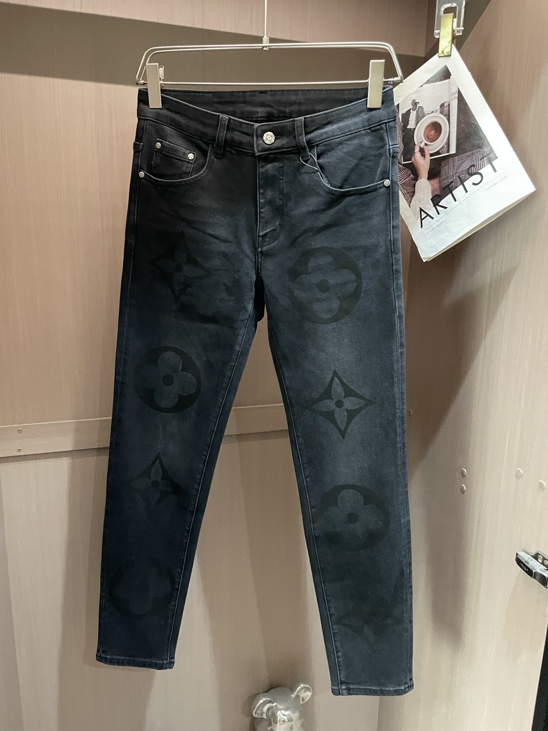 NO:509406,Lv counter latest same style of jeans, fabric style and workmanship are excellent. It is easy to wear but not picky about body shape. There are no restrictions on matching. It can set off other items in a simple way to show your style and posture~ You can match any style of items, match them with various T-shirts/shirts, knitted jackets, and you don’t have to worry about matching when going out every day. 3 sizes 29-38,,louis vuitton,jeans,jackets & coats,shirts,tees,t-shirt,alexander wang19860909Lv 专柜最新同款牛仔裤 面料版型做工绝绝子 好穿不挑身材在搭配上没有太多的限制 随意简洁的衬托其他单品,来展现自己的风格姿态～ 可以百搭任何风格的单品,搭配各种T恤／衬衫,针织外套都可,日常外出不必再为搭配而烦恼了3 尺码 29-38,,louis vuitton,jeans,jackets & coats,shirts,tees，t-shirt,alexander wang,Men's clothing