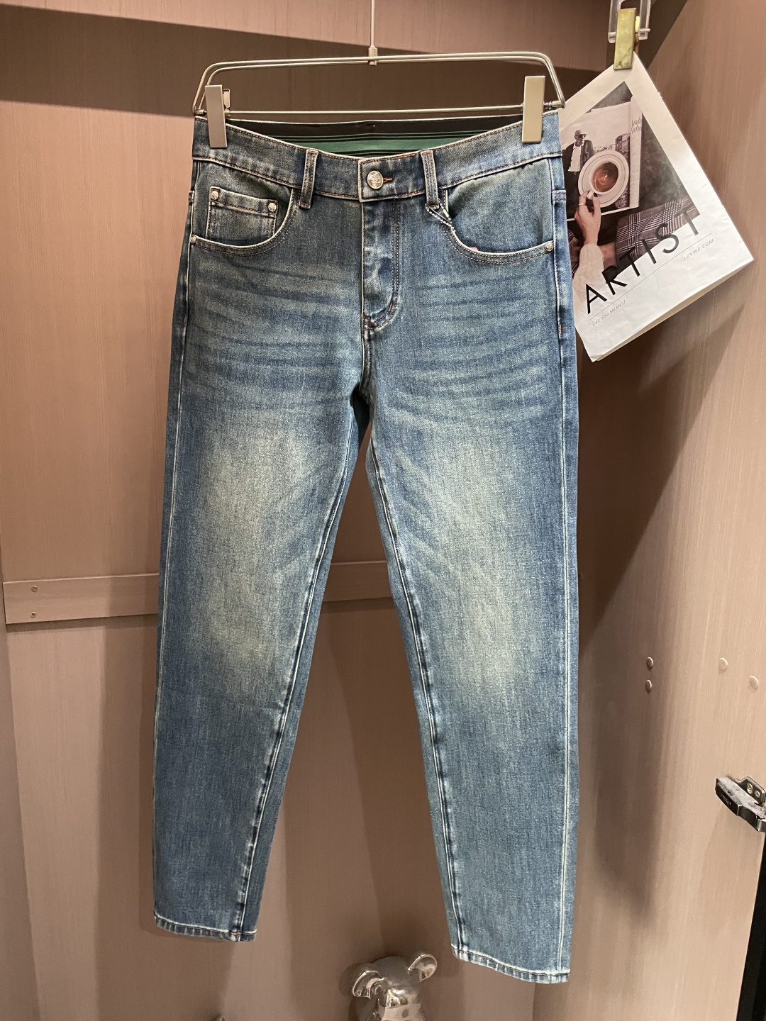 NO:509412,Loewe The latest same style of jeans in the counter, the fabric is extremely craftsmanship, and it is easy to wear but not picky about the figure. There are no restrictions on matching. You can set off other items in a simple way to show your style and posture~ You can match any style of items, match them with various T-shirts/shirts, knitted jackets, and you don’t have to worry about matching when going out every day. 3 sizes 30-38,,loewe,jeans,jackets & coats,shirts,tees,t-shirt,alexander wang19860909Loewe 专柜最新同款牛仔裤 面料版型做工绝绝子 好穿不挑身材在搭配上没有太多的限制 随意简洁的衬托其他单品,来展现自己的风格姿态～ 可以百搭任何风格的单品,搭配各种T恤／衬衫,针织外套都可,日常外出不必再为搭配而烦恼了3 尺码 30-38,,loewe,jeans,jackets & coats,shirts,tees，t-shirt,alexander wang,Men's clothing