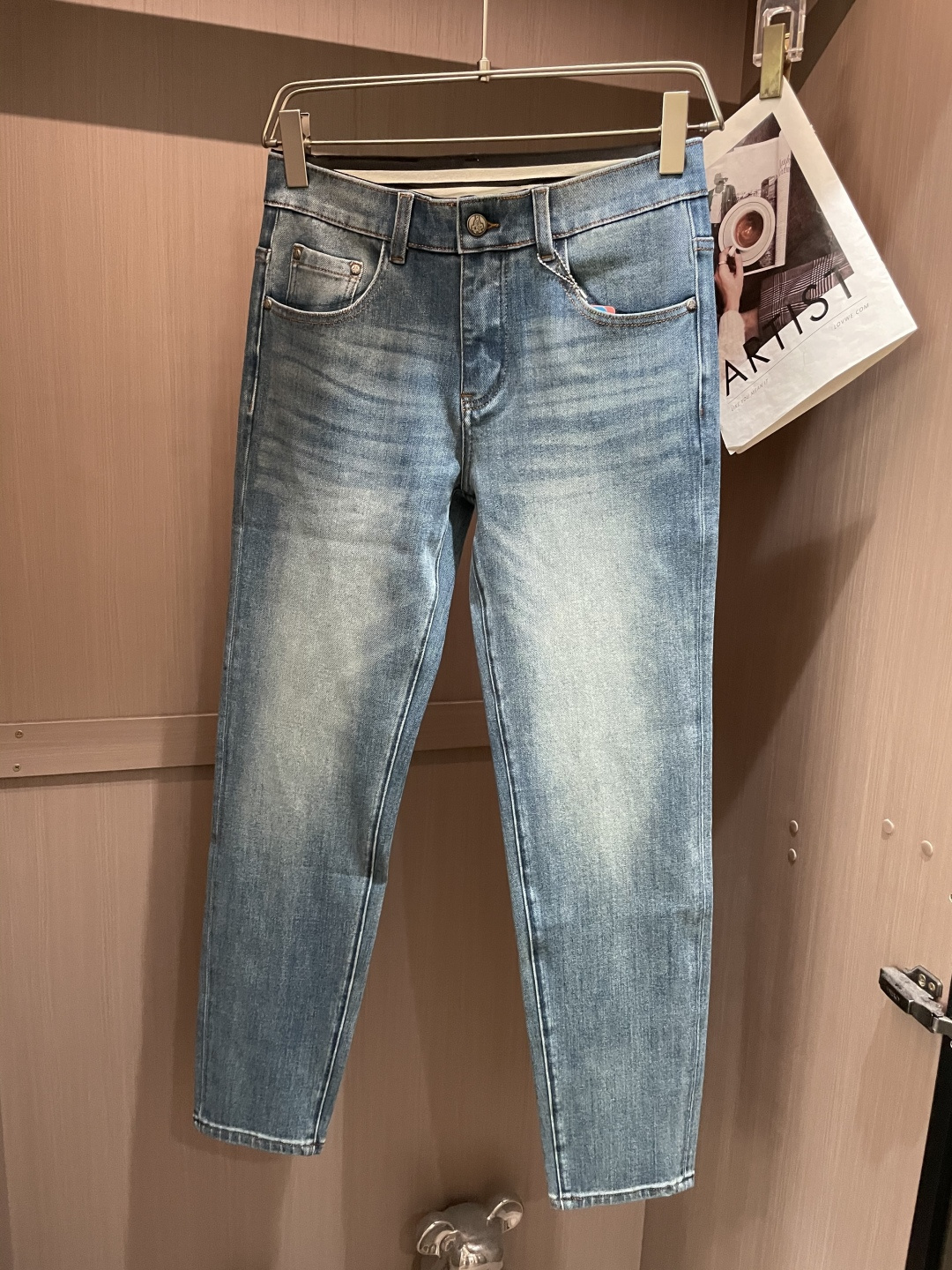 NO:509386,The latest same style of jeans in Prad counter, the fabric style is absolutely craftsmanship, easy to wear, not picky about body shape, there is no limit on matching, casual and simple set off other items to show your style and posture~ You can match any style of items, match with various T-shirts/shirts, knitted jackets, you don’t have to worry about matching on your daily trip 3 sizes 29-38,,prada,jeans,jackets & coats,shirts,tees,t-shirt,alexander wang19860909Prad 专柜最新同款牛仔裤 面料版型做工绝绝子 好穿不挑身材在搭配上没有太多的限制 随意简洁的衬托其他单品,来展现自己的风格姿态～ 可以百搭任何风格的单品,搭配各种T恤／衬衫,针织外套都可,日常外出不必再为搭配而烦恼了3 尺码 29-38,,prada,jeans,jackets & coats,shirts,tees，t-shirt,alexander wang,Men's clothing