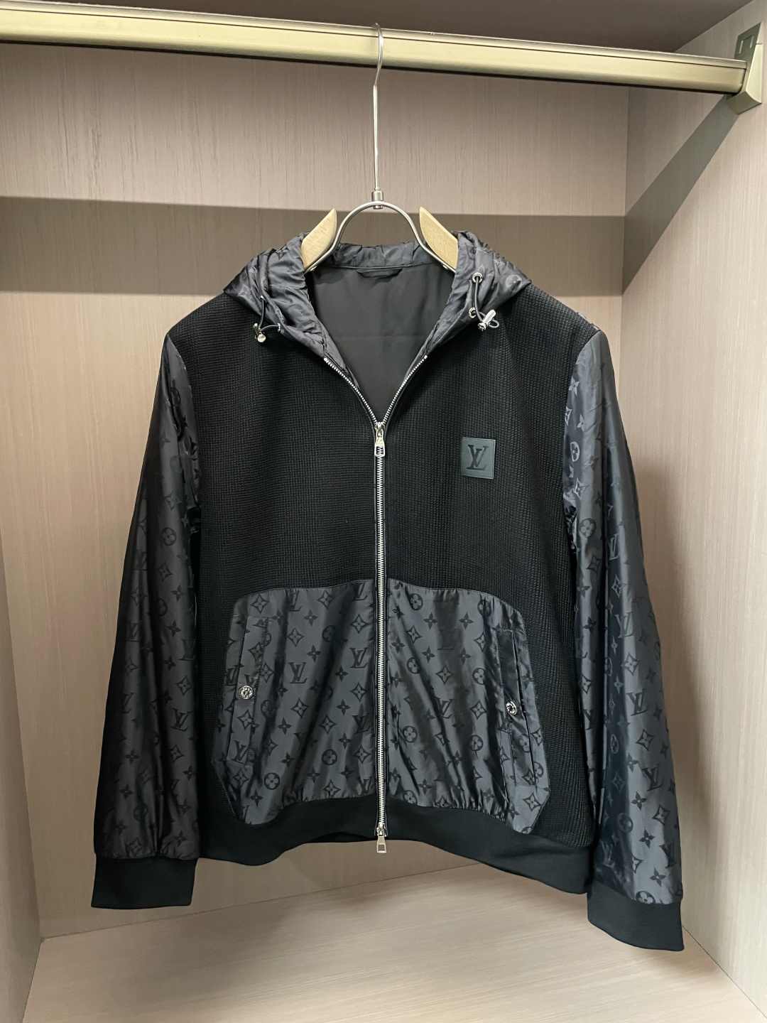 NO:509389,Lv High-end customization 2025 autumn and winter new products Light and mature business can reflect low-key luxury in casual outfits Fashionable and simple versatile jackets are made of top-quality custom super soft silky fiber elastic fabrics High-density ultra-thin material, skin-friendly and delicate and comfortable Soft and breathable, super texture, and strong sense of class. All details show the quality of the big brand. Highly recommended versatile basic models. It can be used for daily life, casualness, and all functions. It is versatile and versatile, classic and not picky, and the colors used for men's wardrobe. Simple and generous, easy to wear but not picky, and the quality can definitely stand the test. Size: M-3XL,,louis vuitton, jackets & coats,alexander wang19860909Lv 高级定制 2025秋冬新品 轻熟商务 在随意的装束中都能体现低调奢华感 时尚简约百搭夹克 采用顶级定制超柔丝滑纤维弹性面料 高密超薄材质、手感亲肤 细腻舒适 柔软透气,质感超强,档次感强.各种细节都彰显大牌的品质 极力推荐 百搭基本款 可日常,可休闲,各种功能都HOLD住,万能百搭,经典不挑人,男士衣橱专用的颜色 简单大方,好穿不挑人,品质绝对经得起考验. 尺码:M-3XL,,louis vuitton,jackets & coats,alexander wang,Men's clothing