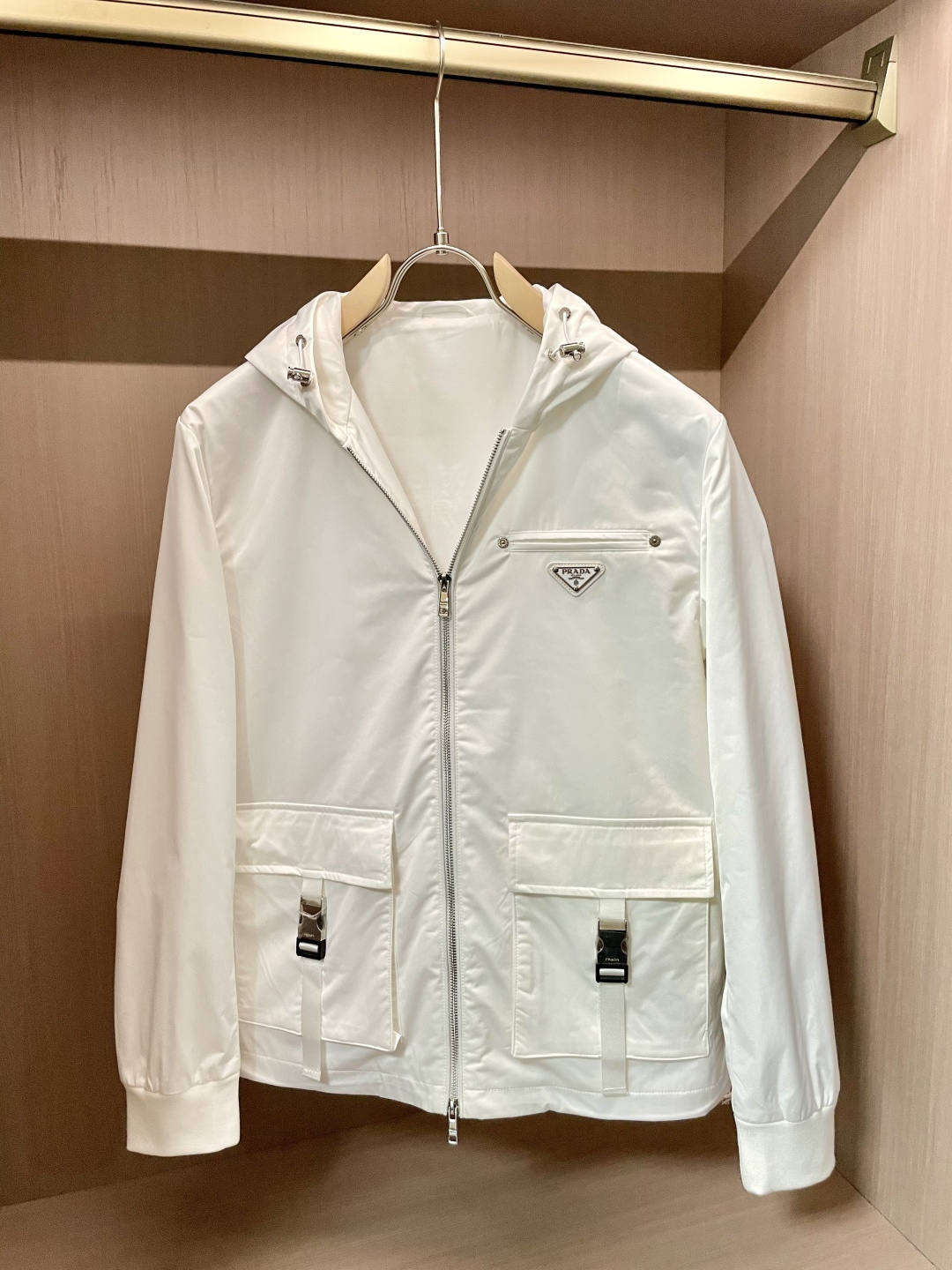 NO:509398,Prad high-end customization 2025 autumn and winter new products Light and mature business can reflect low-key luxury in casual outfits Fashionable and simple versatile jackets are made of top-quality custom super soft silky fiber elastic fabrics High-density ultra-thin material, skin-friendly, delicate and comfortable, soft and breathable, super texture, and strong sense of class. All details show the quality of the big brand. Highly recommended versatile basic models. It can be used for daily life, casualness, and all functions. It is versatile and versatile, classic and not picky, and the colors used for men's wardrobe. Simple and generous, easy to wear but not picky, and the quality can definitely stand the test. Size: M-3XL,, prada, jackets & coats, alexander wang19860909Prad 高级定制 2025秋冬新品 轻熟商务 在随意的装束中都能体现低调奢华感 时尚简约百搭夹克 采用顶级定制超柔丝滑纤维弹性面料 高密超薄材质、手感亲肤 细腻舒适 柔软透气,质感超强,档次感强.各种细节都彰显大牌的品质 极力推荐 百搭基本款 可日常,可休闲,各种功能都HOLD住,万能百搭,经典不挑人,男士衣橱专用的颜色 简单大方,好穿不挑人,品质绝对经得起考验. 尺码:M-3XL,,prada,jackets & coats,alexander wang,Men's clothing