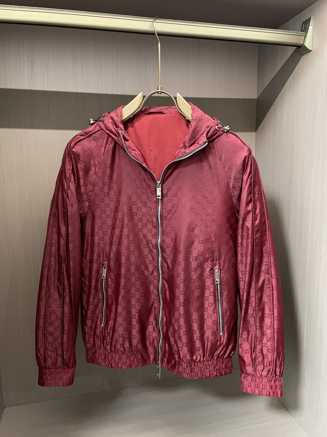 NO:509401,Gucc High-end customization 2025 autumn and winter new products Light and mature business can reflect low-key luxury in casual outfits Fashionable and simple versatile jackets are made of top-quality custom super soft silky fiber elastic fabrics High-density ultra-thin material, skin-friendly and delicate and comfortable Soft and breathable, super texture, and strong sense of class. All details show the quality of the big brand. Highly recommended versatile basic models. It can be used for daily life, casualness, and all functions. It is versatile and versatile, classic and not picky, and the colors used for men's wardrobe. Simple and generous, easy to wear but not picky, and the quality can definitely stand the test. Size: M-3XL, gucci, jackets & coats, alexander wang19860909Gucc 高级定制 2025秋冬新品 轻熟商务 在随意的装束中都能体现低调奢华感 时尚简约百搭夹克 采用顶级定制超柔丝滑纤维弹性面料 高密超薄材质、手感亲肤 细腻舒适 柔软透气,质感超强,档次感强.各种细节都彰显大牌的品质 极力推荐 百搭基本款 可日常,可休闲,各种功能都HOLD住,万能百搭,经典不挑人,男士衣橱专用的颜色 简单大方,好穿不挑人,品质绝对经得起考验. 尺码:M-3XL,,gucci,jackets & coats,alexander wang,Men's clothing