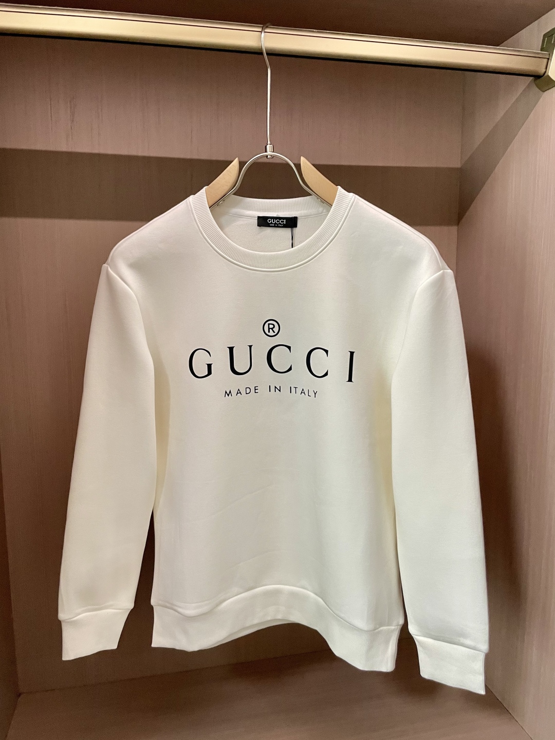 NO:509407,Gucc/2025 autumn and winter new product custom-made top sweatshirt cotton, the fabric is particularly textured, a must-have item in winter, good warmth. It wears both men and women, with in-place details, excellent style, and very good upper body effect!  A versatile item!  5 size M~3XL, gucci, hoodie, sweatshirts, alexander wang19860909Gucc/2025秋冬新品 定制顶级卫衣棉,面料特别有质感,冬季必备单品,保暖性好.男女通穿,细节到位,版型超赞,上身效果非常好！百搭单品！5尺码M~3XL,,gucci,hoodie,sweatshirts,alexander wang,Men's clothing