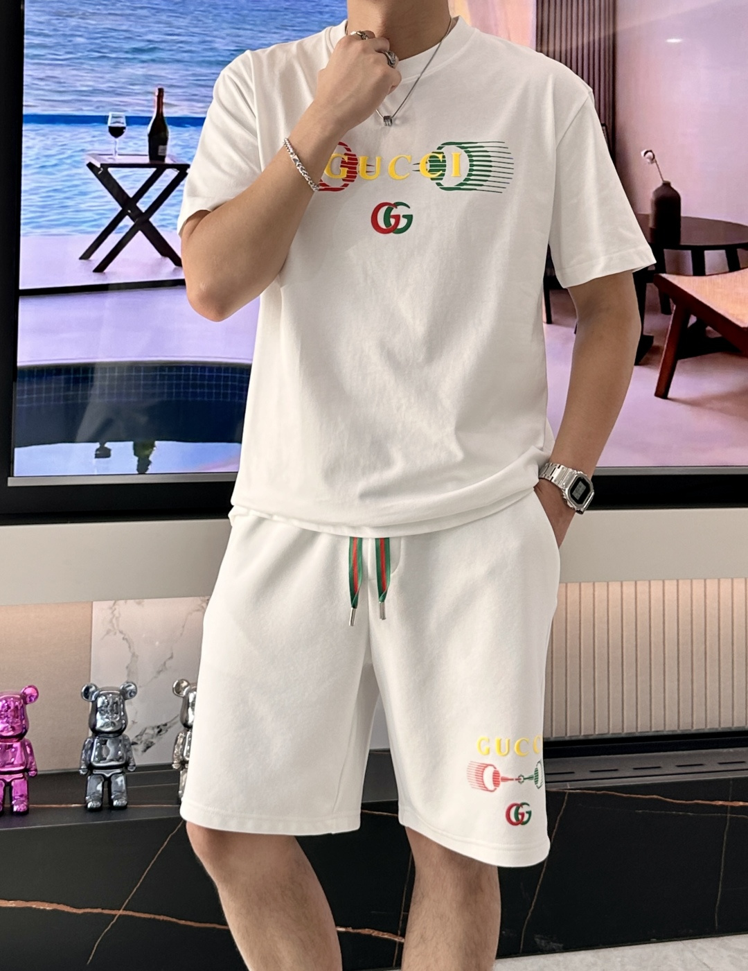 NO:509923,Gucc round neck short-sleeved shorts suit half-sleeved suit top version trading company channel orders, exclusive limited overseas quality for sale, classic is eternal, absolutely worth buying!  This type of suit is also a must-have for lazy people. You don’t have to think about how to match it, just do it easily!  Custom-made fabrics are provided with smooth touch, but they are crisp and stylish, with a full texture on the upper body!  The overall style is simple and generous without losing style, with a strong sense of upper body, absolutely at the forefront of fashion, very comfortable to wear, no need to say much about the style and cutting of pants, the upper body is exquisite and vivid, and the truly palace-level casual pants can be competent for various occasions whether they are sports or casual. It is worth recommending Amway, and roaring recommendation!  !  /1 set (not sold) Top size M-XXXL Short size M-3XL, gucci, shorts, T-shirt, alexander wang19860909Gucc 圆领短袖短裤套装 半袖套装顶级版本贸易公司渠道订单,海外精品独家限定发售,经典即永恒,入手绝对值的！这种类型的套装也是懒人必备的一套,不用想怎么搭配,直接一套轻松搞定！客供定制面料,触感顺滑,却又挺括有型,上身质感十足！ 整体简洁大方而不失格调,上身感极强,绝对走在时尚最前端,穿着非常舒适,裤型款式和裁剪亦无需多言,上身精致跃然,真正殿堂级的休闲裤,无论是运动还是休闲时候都能胜任各种场合,值得安利,咆哮推荐！！ /1套（不拆卖) 上衣尺码M-XXXL 短裤尺码M-3XL,,gucci,shorts,T-shirt,alexander wang,Men's clothing