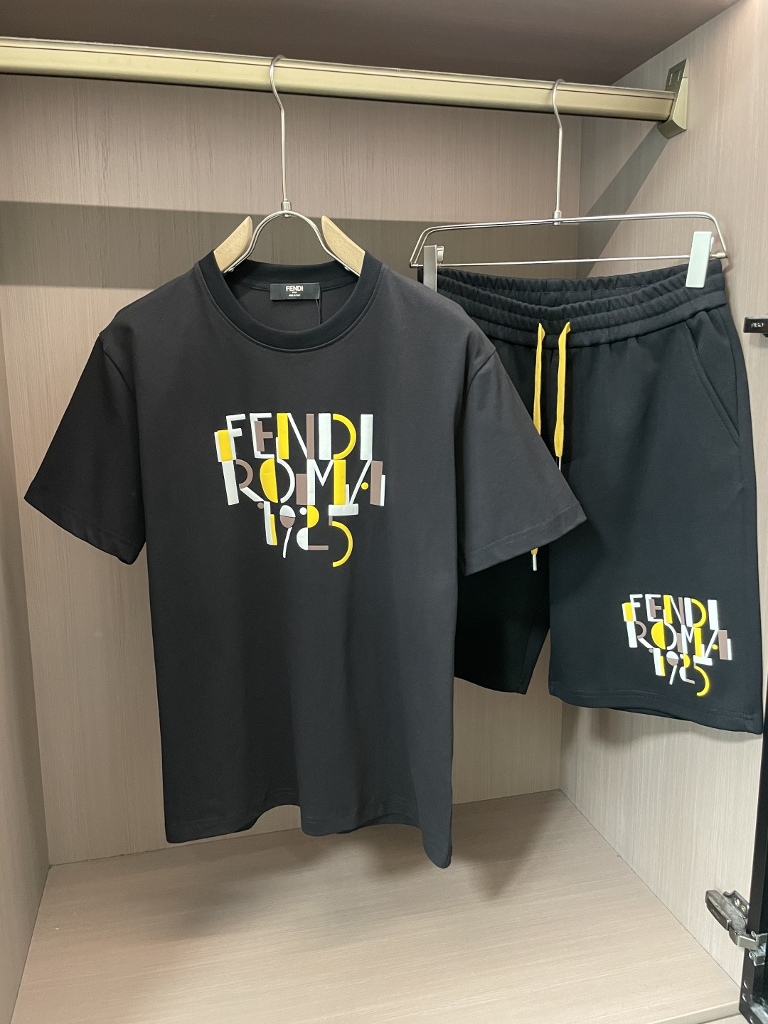 
FD  圆领短袖短裤套装 半袖套装顶级版本贸易公司渠道订单，海外精品独家限定发售，经典即永恒，入手绝对