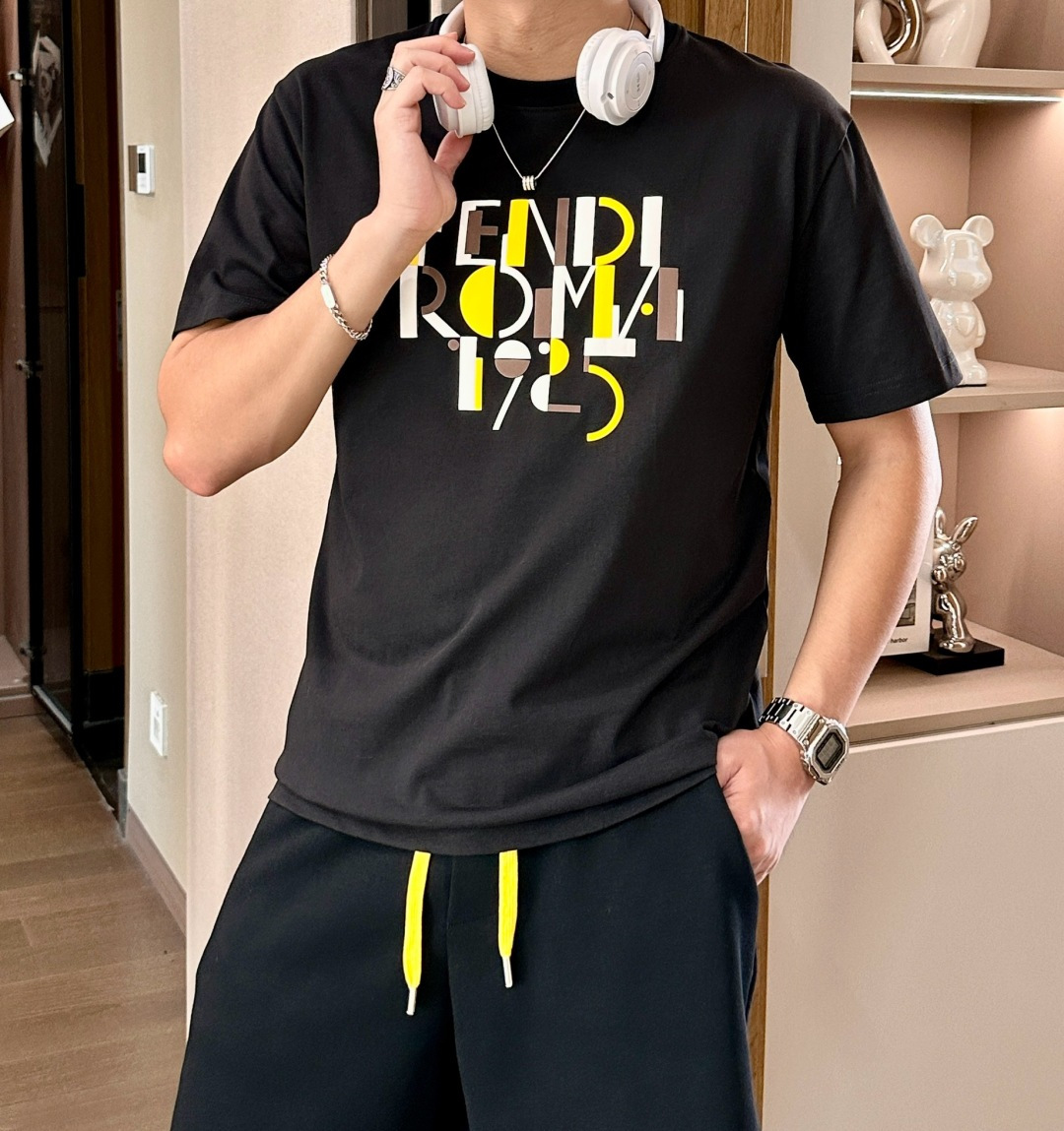 
FD  圆领短袖短裤套装 半袖套装顶级版本贸易公司渠道订单，海外精品独家限定发售，经典即永恒，入手绝对