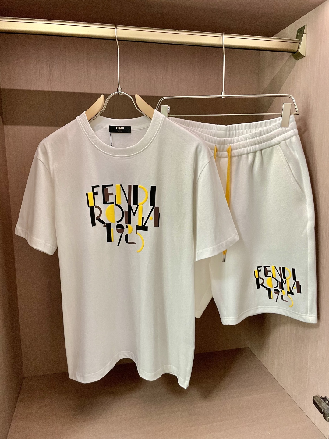 
FD  圆领短袖短裤套装 半袖套装顶级版本贸易公司渠道订单，海外精品独家限定发售，经典即永恒，入手绝对