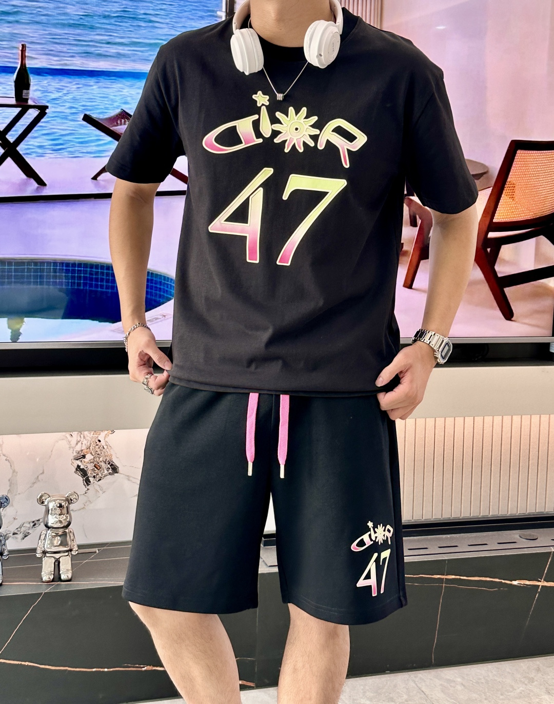 NO:509927,Dior round neck short-sleeved shorts suit, half-sleeved suit top version trading company channel orders, exclusive limited overseas quality, classic is eternal, absolutely worth buying!  This type of suit is also a must-have for lazy people. You don’t have to think about how to match it, just do it easily!  Custom-made fabrics are provided with smooth touch, but they are crisp and stylish, with a full texture on the upper body!  The overall style is simple and generous without losing style, with a strong sense of upper body, absolutely at the forefront of fashion, very comfortable to wear, no need to say much about the style and cutting of pants, the upper body is exquisite and vivid, and the truly palace-level casual pants can be competent for various occasions whether they are sports or casual. It is worth recommending Amway, and roaring recommendation!  !  /1 set (not sold) Top size M-XXXL Short size M-3XL,,dior,shorts,T-shirt,alexander wang19860909Dior 圆领短袖短裤套装 半袖套装顶级版本贸易公司渠道订单,海外精品独家限定发售,经典即永恒,入手绝对值的！这种类型的套装也是懒人必备的一套,不用想怎么搭配,直接一套轻松搞定！客供定制面料,触感顺滑,却又挺括有型,上身质感十足！ 整体简洁大方而不失格调,上身感极强,绝对走在时尚最前端,穿着非常舒适,裤型款式和裁剪亦无需多言,上身精致跃然,真正殿堂级的休闲裤,无论是运动还是休闲时候都能胜任各种场合,值得安利,咆哮推荐！！ /1套（不拆卖) 上衣尺码M-XXXL 短裤尺码M-3XL,,dior,shorts,T-shirt,alexander wang,Men's clothing