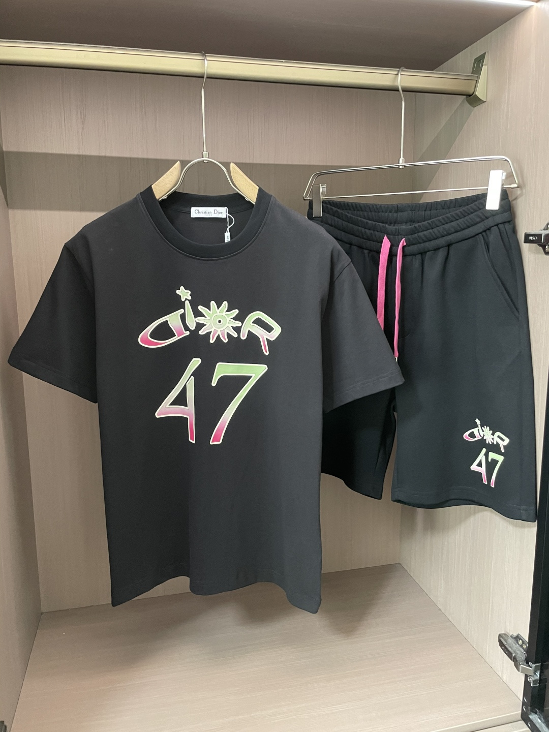 
Dior 圆领短袖短裤套装 半袖套装顶级版本贸易公司渠道订单，海外精品独家限定发售，经典即永恒，入手绝