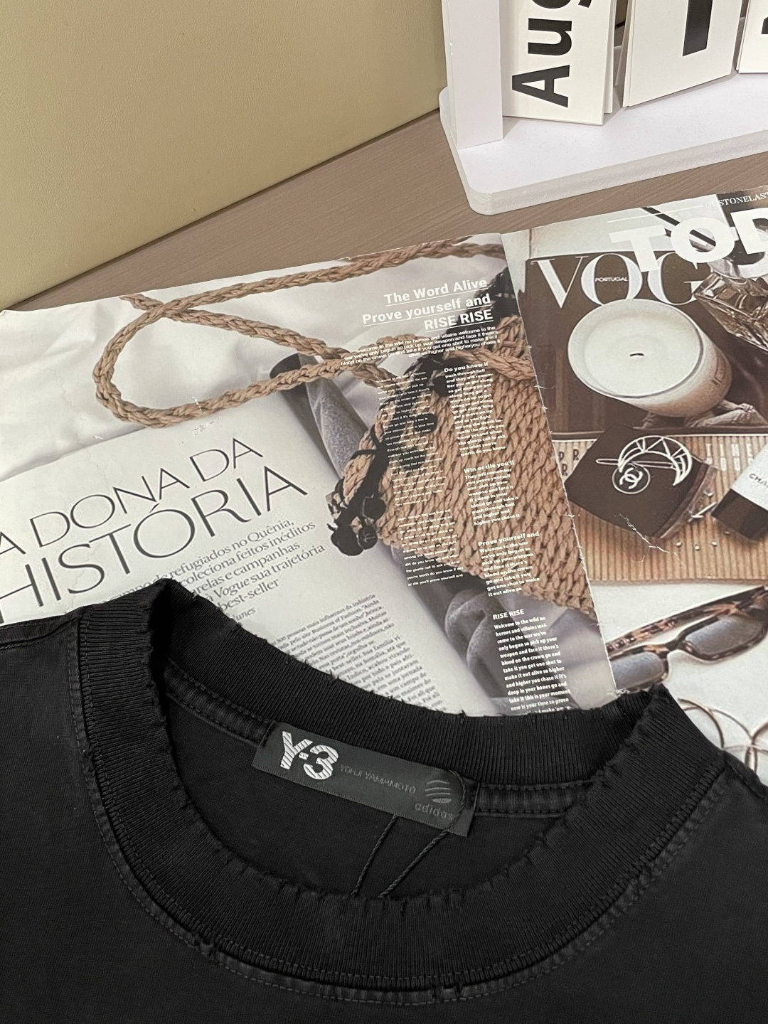  
 Y-3 2025春夏新款首发专柜最新款短袖圆领T恤 高端订制 设计前卫时尚！品牌logo重工艺设计