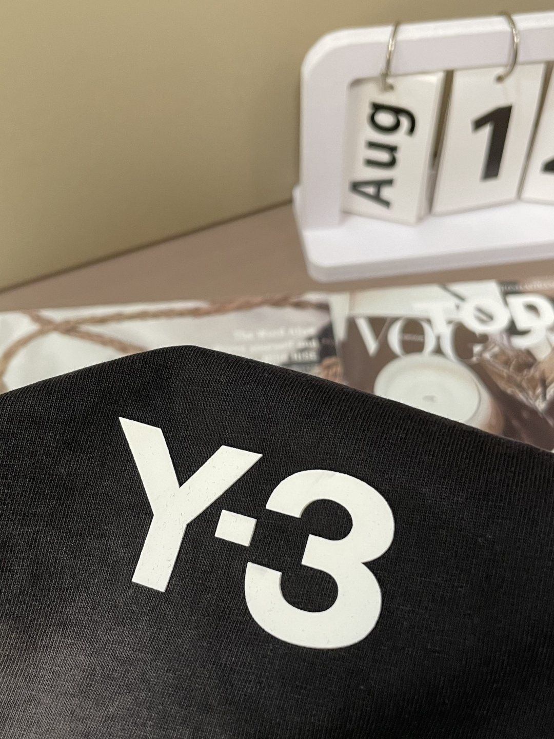  
 Y-3 2025春夏新款首发专柜最新款短袖圆领T恤 高端订制 设计前卫时尚！品牌logo重工艺设计