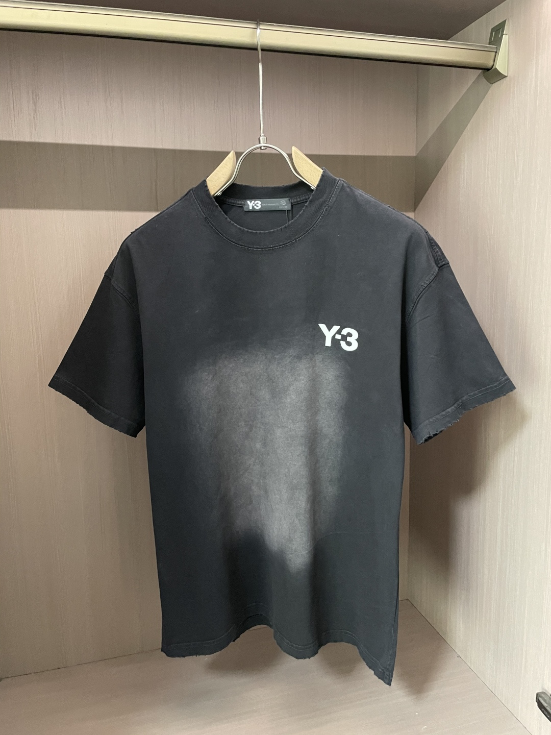  
 Y-3 2025春夏新款首发专柜最新款短袖圆领T恤 高端订制 设计前卫时尚！品牌logo重工艺设计