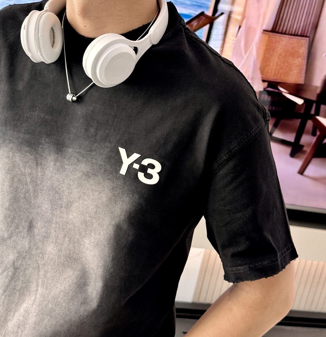  
 Y-3 2025春夏新款首发专柜最新款短袖圆领T恤 高端订制 设计前卫时尚！品牌logo重工艺设计