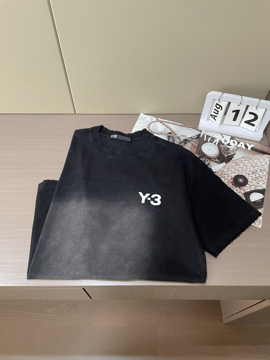  
 Y-3 2025春夏新款首发专柜最新款短袖圆领T恤 高端订制 设计前卫时尚！品牌logo重工艺设计