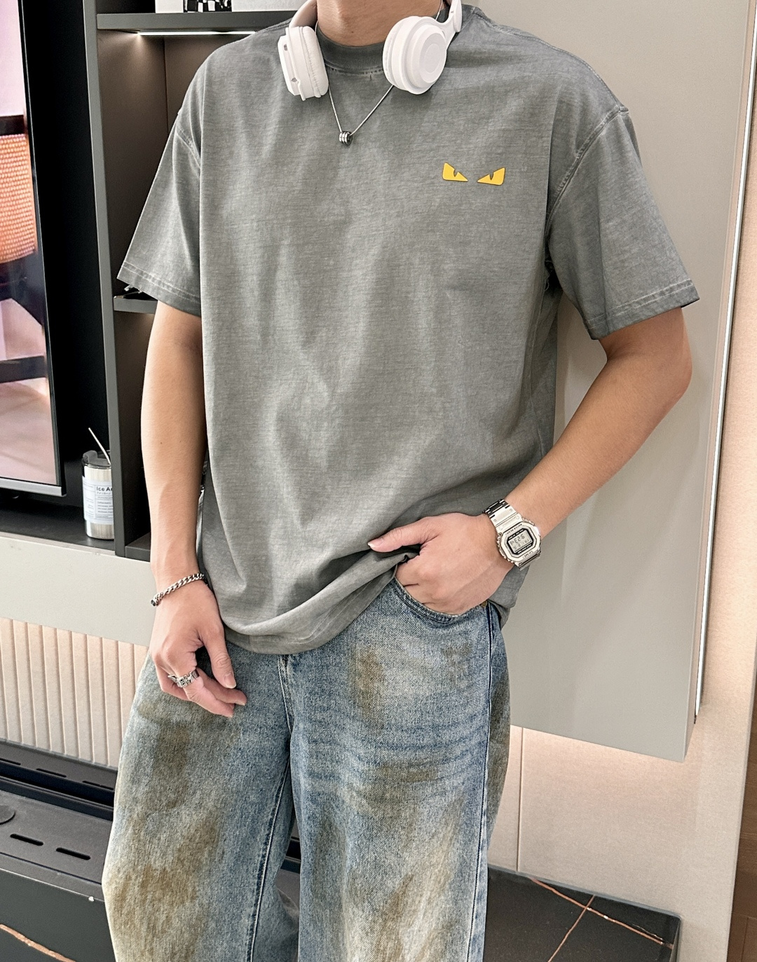 
FD
2025春夏款/官网同步
面料采用纯棉精梳棉面料，做旧处理，上身效果宽松休闲，宽松版型，日常衣橱