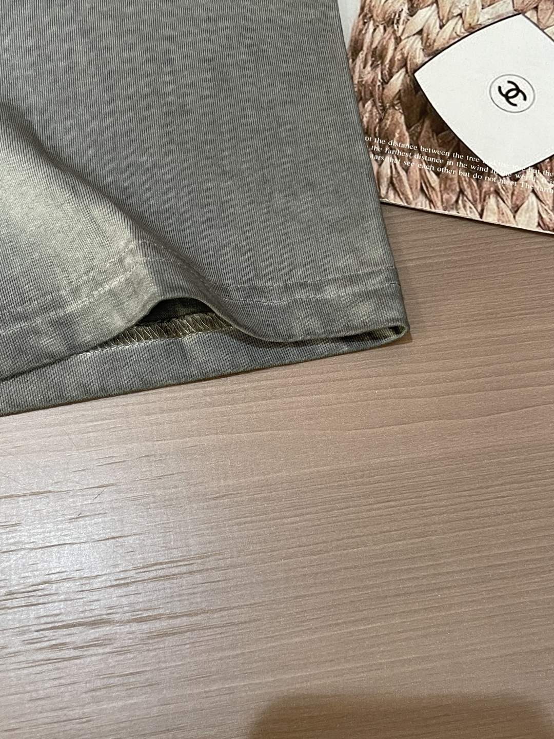 
FD
2025春夏款/官网同步
面料采用纯棉精梳棉面料，做旧处理，上身效果宽松休闲，宽松版型，日常衣橱