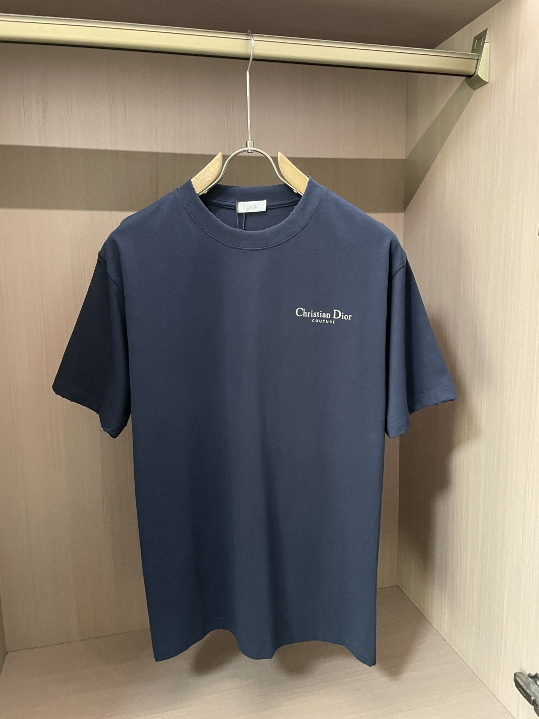 
Dior
2025春夏款/官网同步
面料采用纯棉精梳棉面料，上身效果宽松休闲，宽松版型，日常衣橱必备单