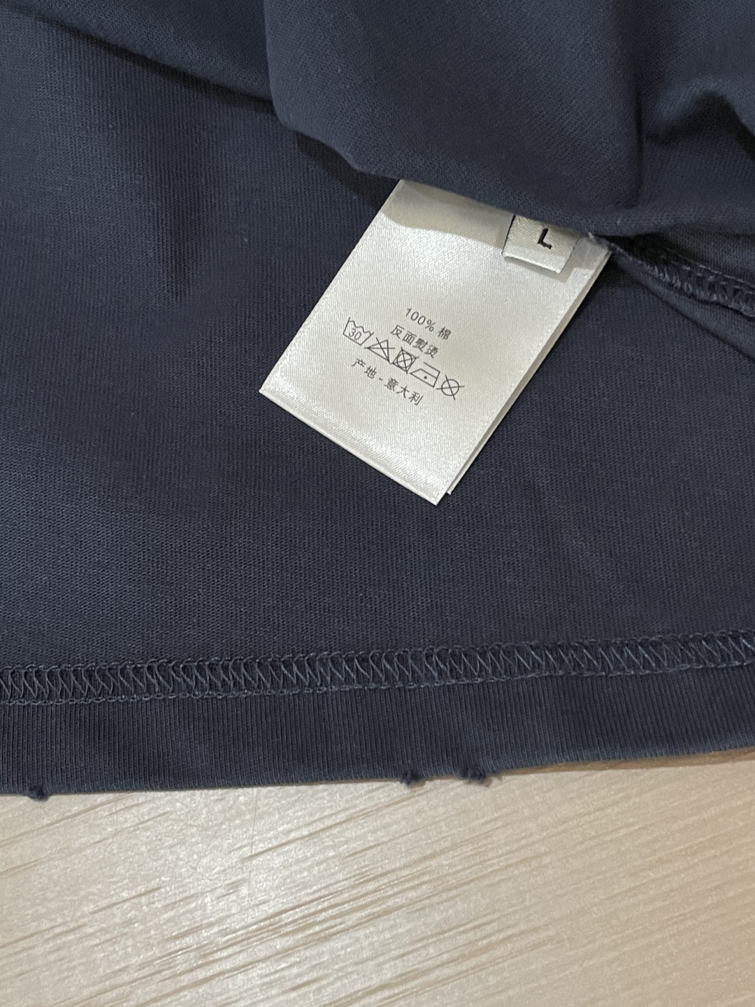 
Dior
2025春夏款/官网同步
面料采用纯棉精梳棉面料，上身效果宽松休闲，宽松版型，日常衣橱必备单