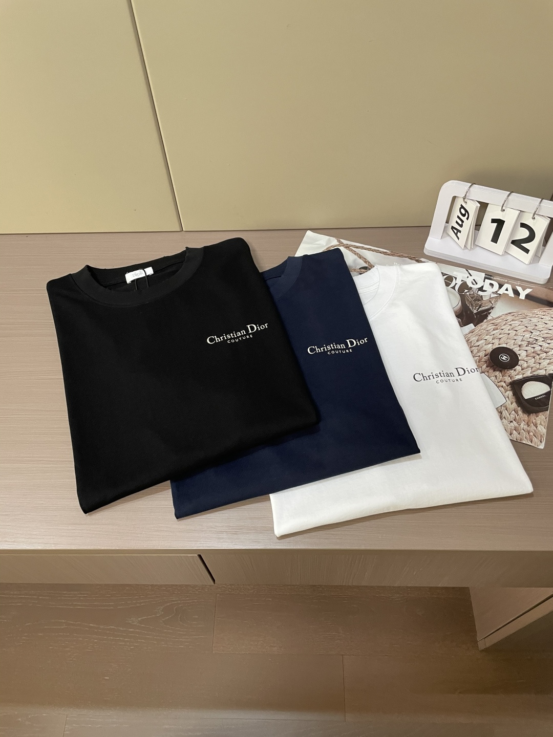 
Dior
2025春夏款/官网同步
面料采用纯棉精梳棉面料，上身效果宽松休闲，宽松版型，日常衣橱必备单