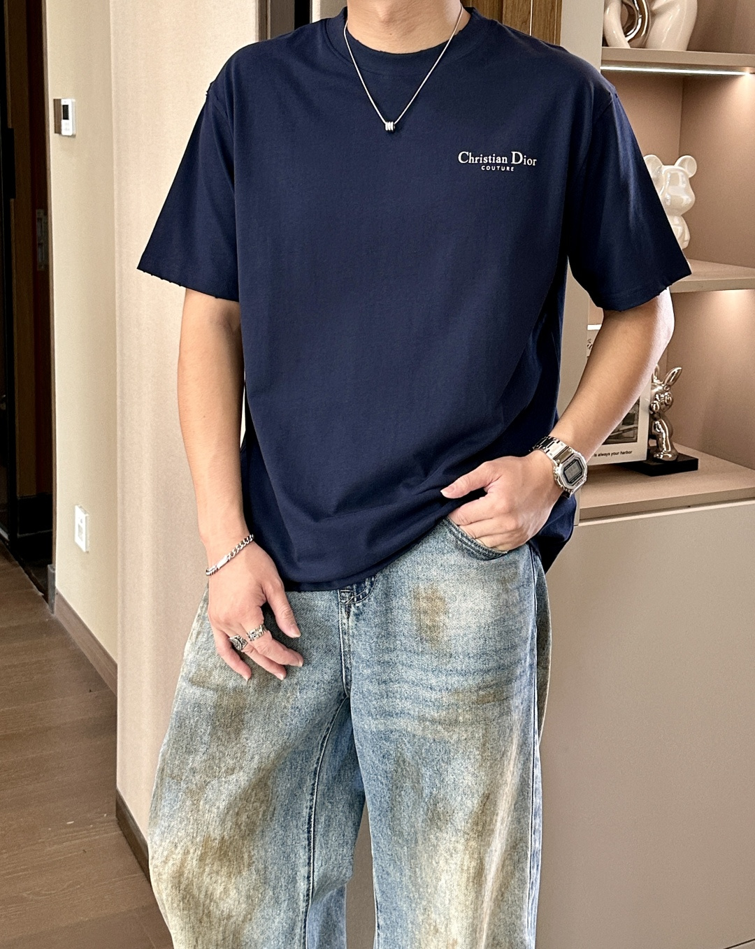 
Dior
2025春夏款/官网同步
面料采用纯棉精梳棉面料，上身效果宽松休闲，宽松版型，日常衣橱必备单