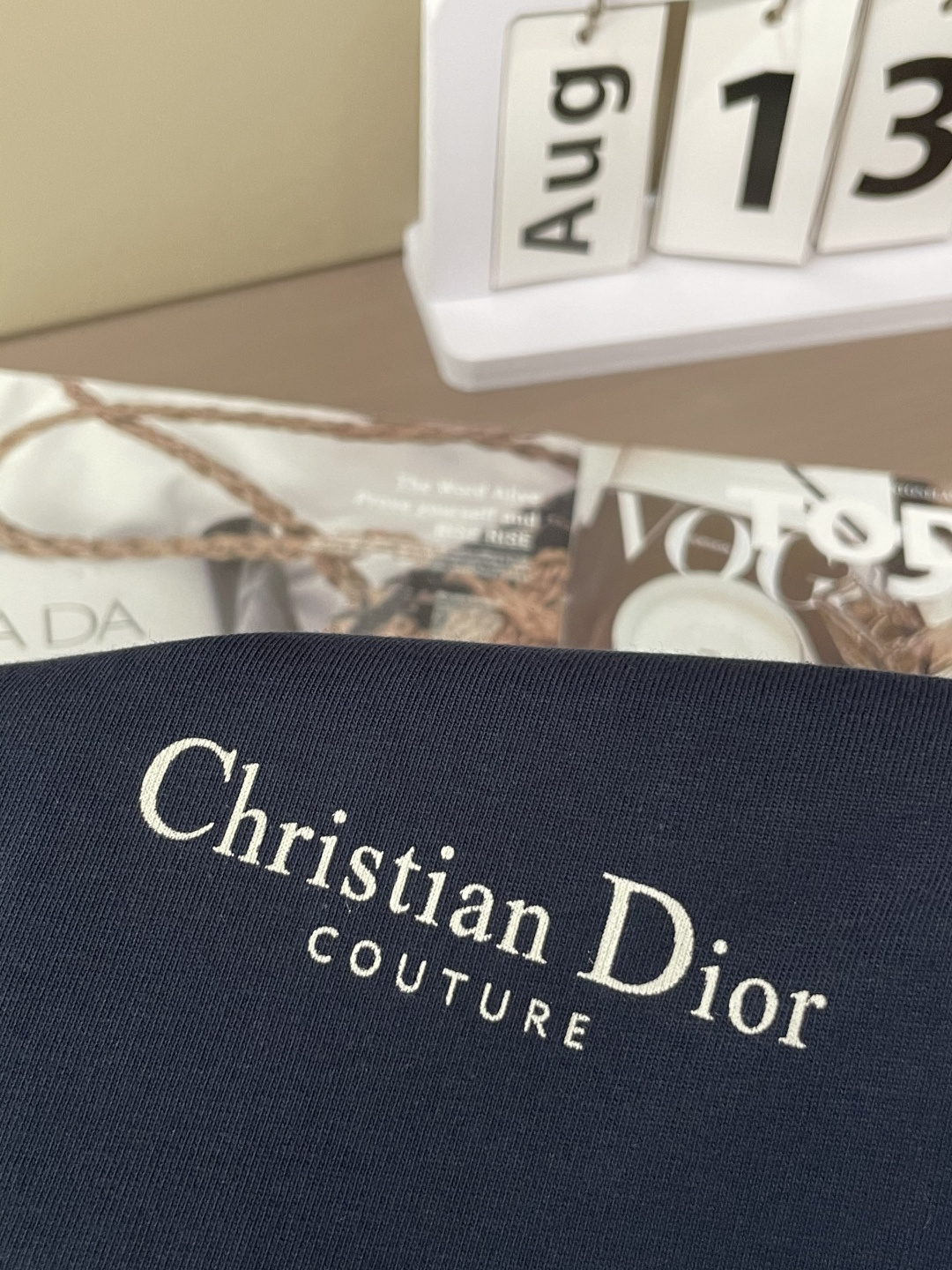 
Dior
2025春夏款/官网同步
面料采用纯棉精梳棉面料，上身效果宽松休闲，宽松版型，日常衣橱必备单