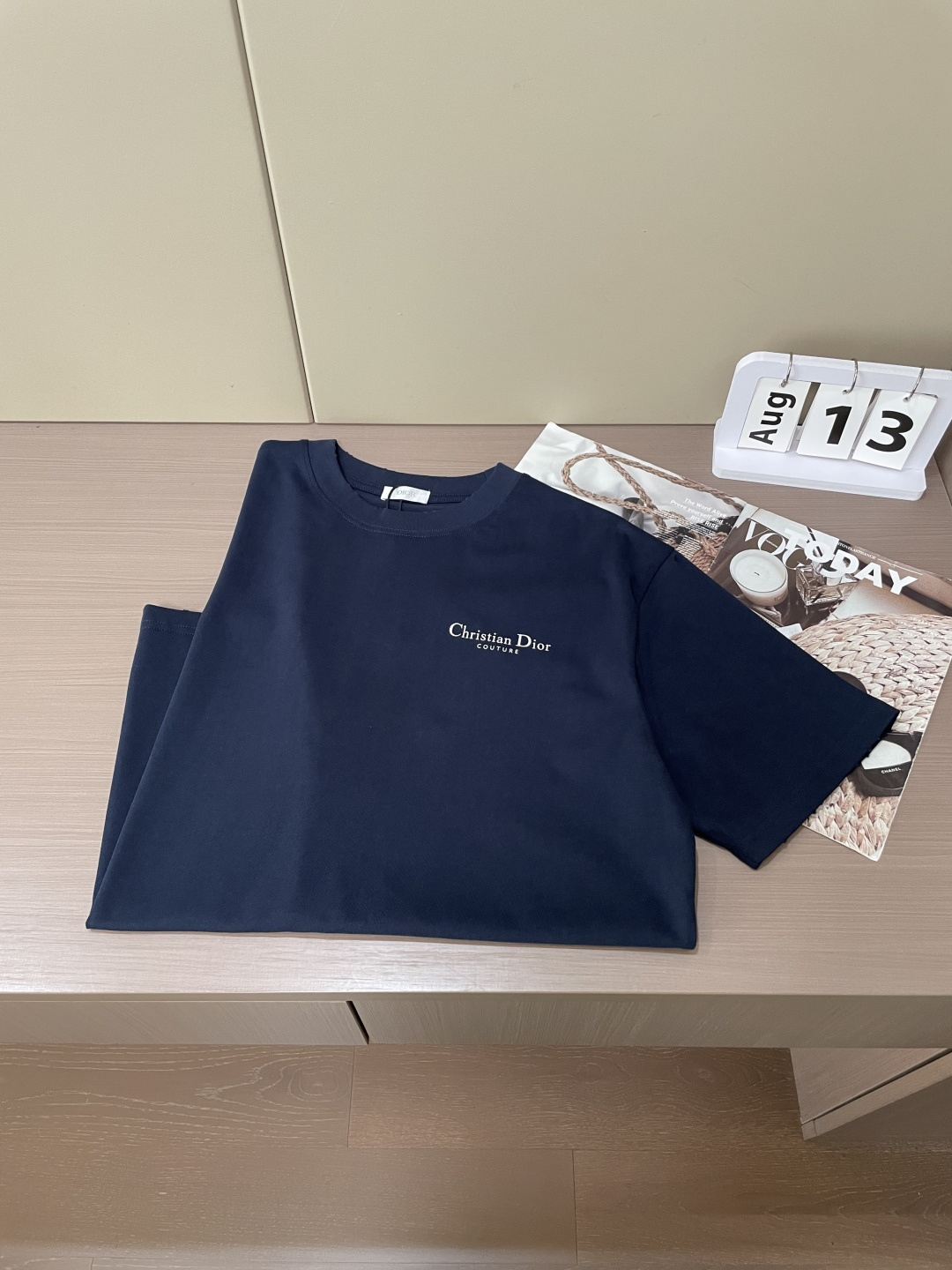 
Dior
2025春夏款/官网同步
面料采用纯棉精梳棉面料，上身效果宽松休闲，宽松版型，日常衣橱必备单