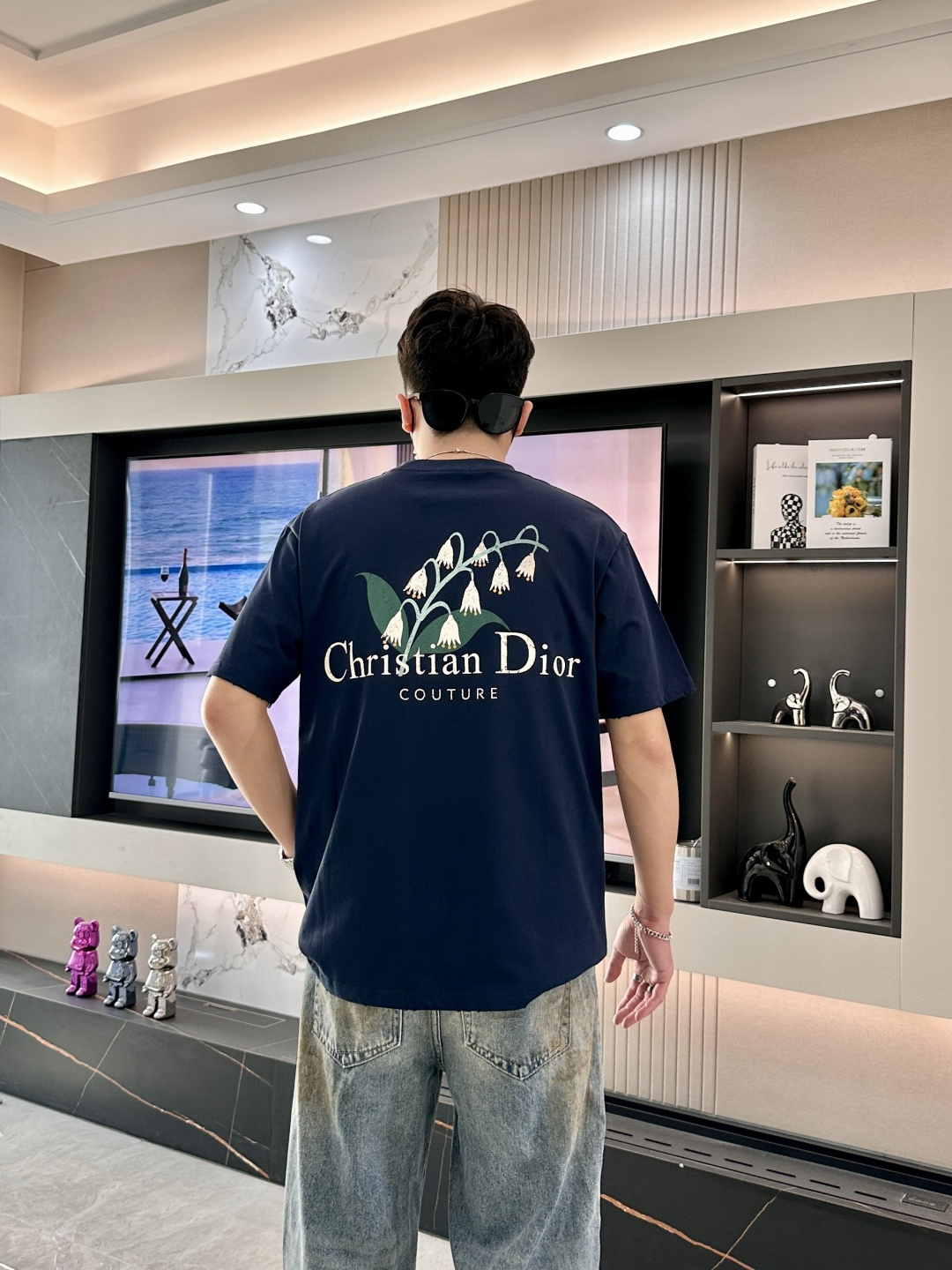 
Dior
2025春夏款/官网同步
面料采用纯棉精梳棉面料，上身效果宽松休闲，宽松版型，日常衣橱必备单