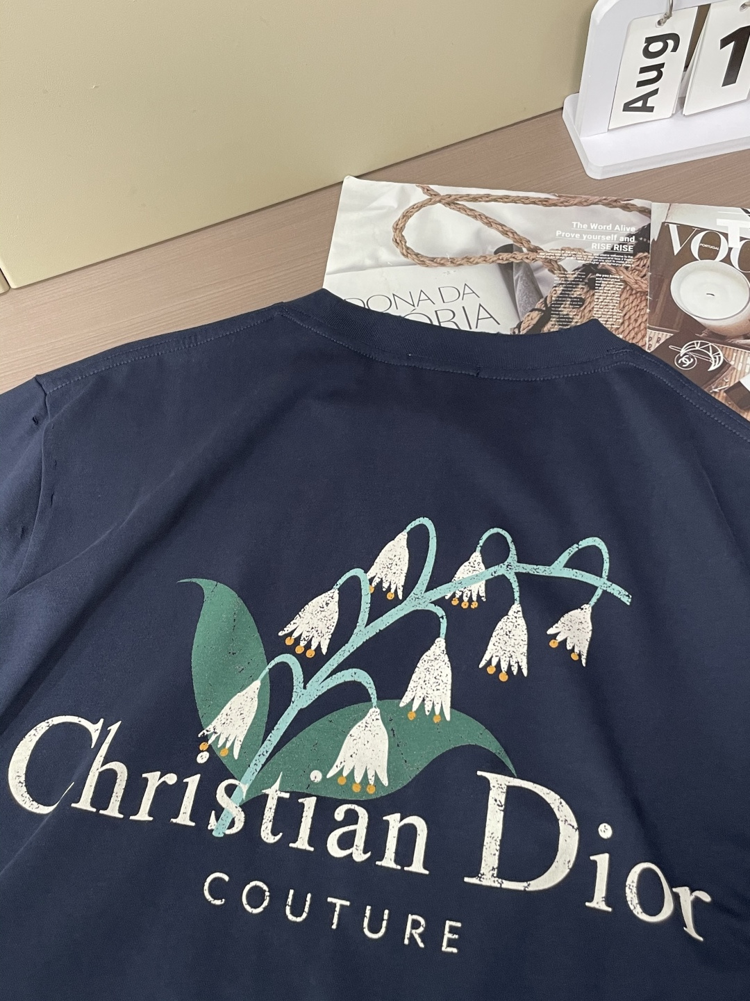 
Dior
2025春夏款/官网同步
面料采用纯棉精梳棉面料，上身效果宽松休闲，宽松版型，日常衣橱必备单