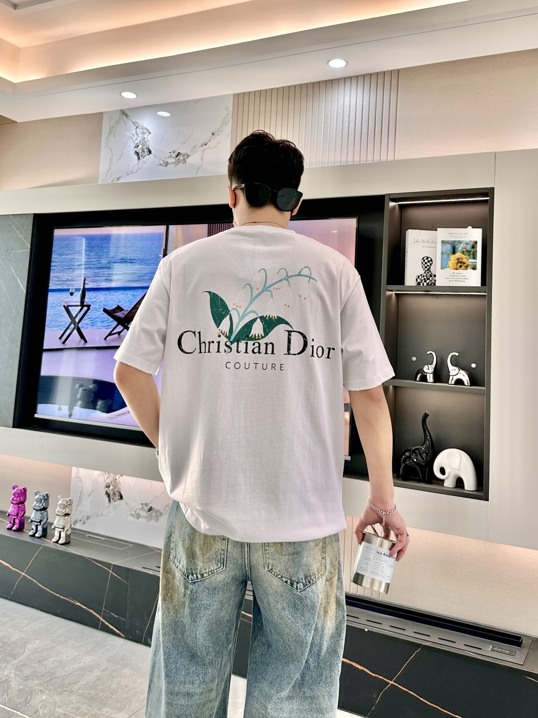 
Dior
2025春夏款/官网同步
面料采用纯棉精梳棉面料，上身效果宽松休闲，宽松版型，日常衣橱必备单