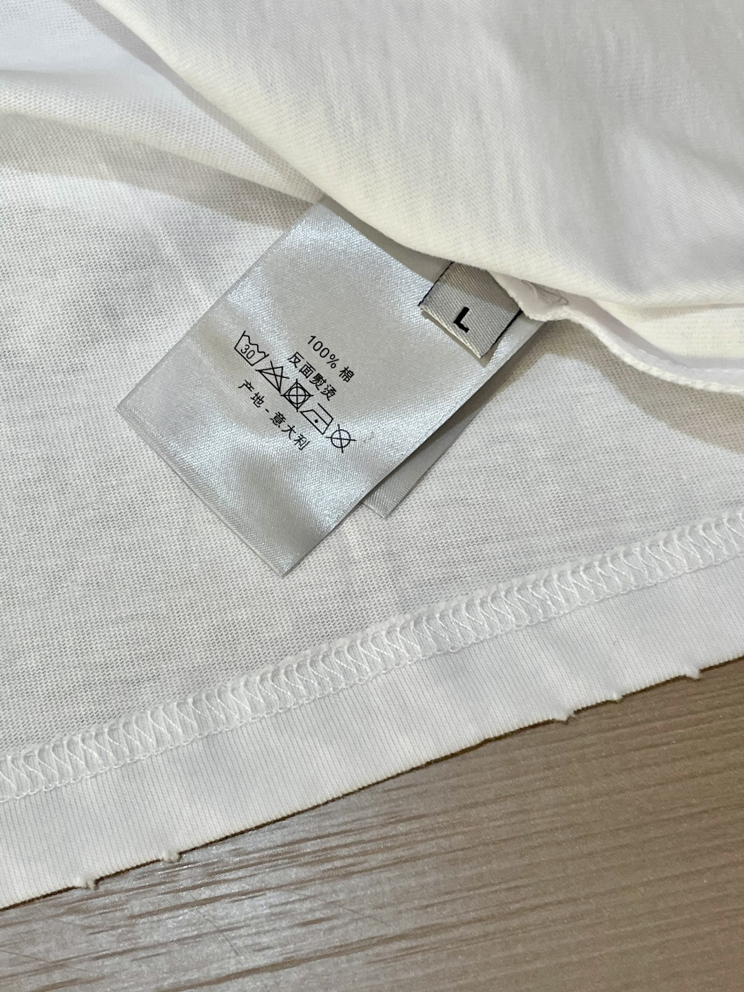 
Dior
2025春夏款/官网同步
面料采用纯棉精梳棉面料，上身效果宽松休闲，宽松版型，日常衣橱必备单