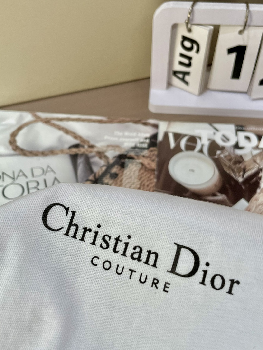 
Dior
2025春夏款/官网同步
面料采用纯棉精梳棉面料，上身效果宽松休闲，宽松版型，日常衣橱必备单