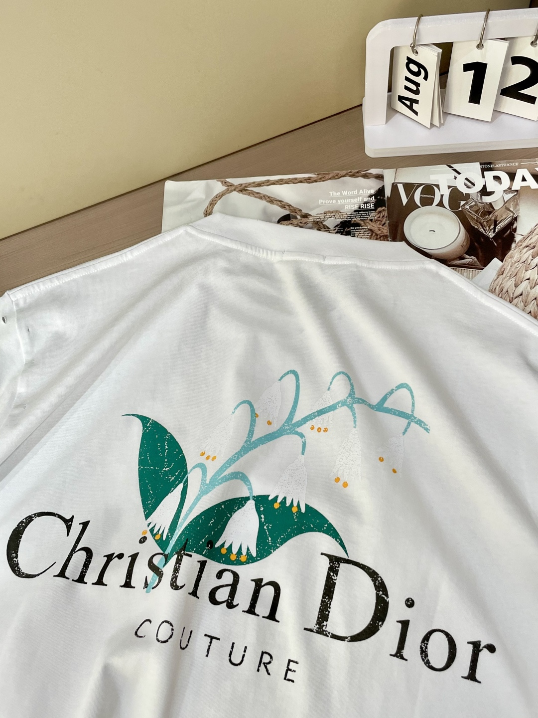 
Dior
2025春夏款/官网同步
面料采用纯棉精梳棉面料，上身效果宽松休闲，宽松版型，日常衣橱必备单