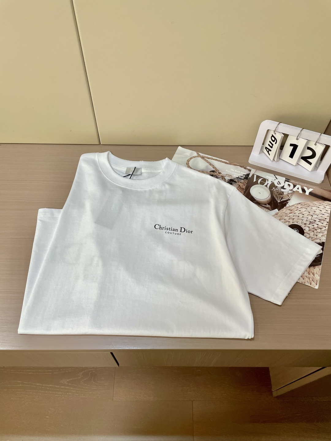 
Dior
2025春夏款/官网同步
面料采用纯棉精梳棉面料，上身效果宽松休闲，宽松版型，日常衣橱必备单