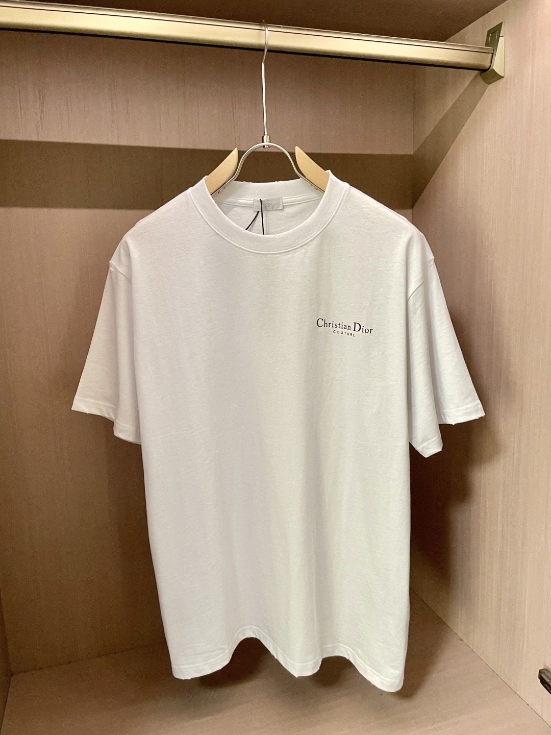 
Dior
2025春夏款/官网同步
面料采用纯棉精梳棉面料，上身效果宽松休闲，宽松版型，日常衣橱必备单