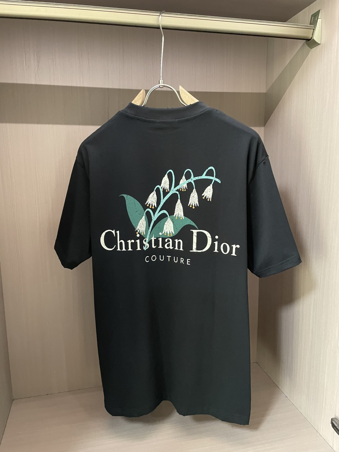 
Dior
2025春夏款/官网同步
面料采用纯棉精梳棉面料，上身效果宽松休闲，宽松版型，日常衣橱必备单