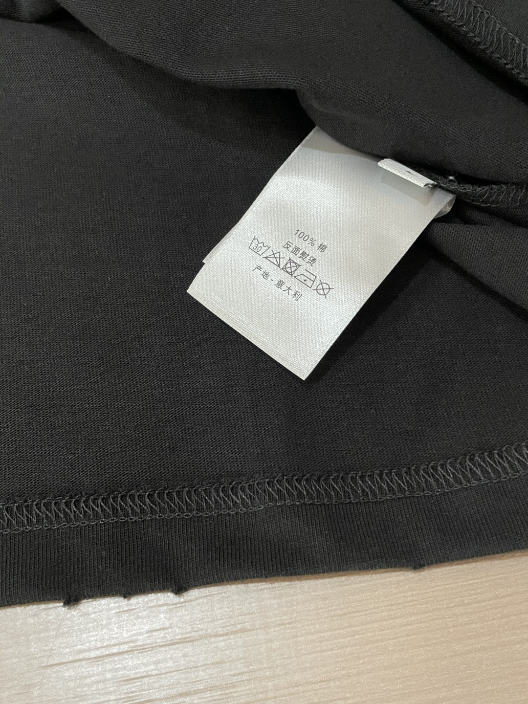 
Dior
2025春夏款/官网同步
面料采用纯棉精梳棉面料，上身效果宽松休闲，宽松版型，日常衣橱必备单