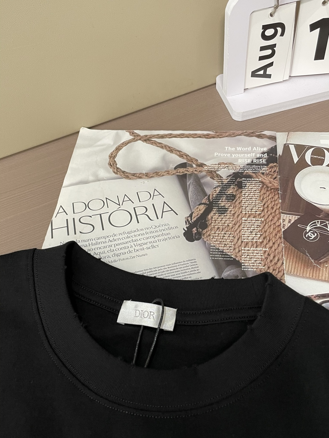 
Dior
2025春夏款/官网同步
面料采用纯棉精梳棉面料，上身效果宽松休闲，宽松版型，日常衣橱必备单