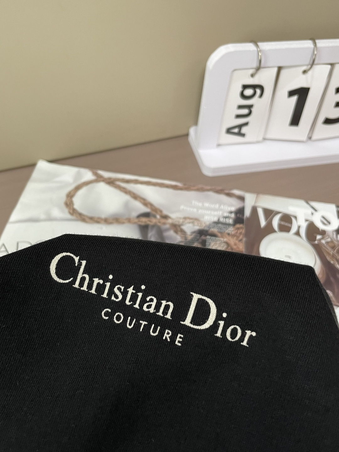 
Dior
2025春夏款/官网同步
面料采用纯棉精梳棉面料，上身效果宽松休闲，宽松版型，日常衣橱必备单