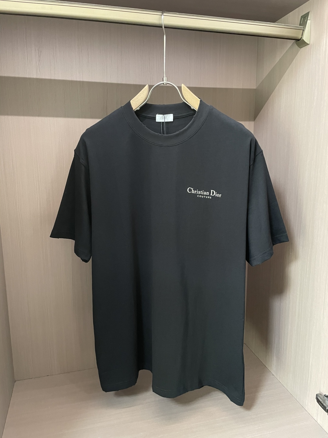 
Dior
2025春夏款/官网同步
面料采用纯棉精梳棉面料，上身效果宽松休闲，宽松版型，日常衣橱必备单