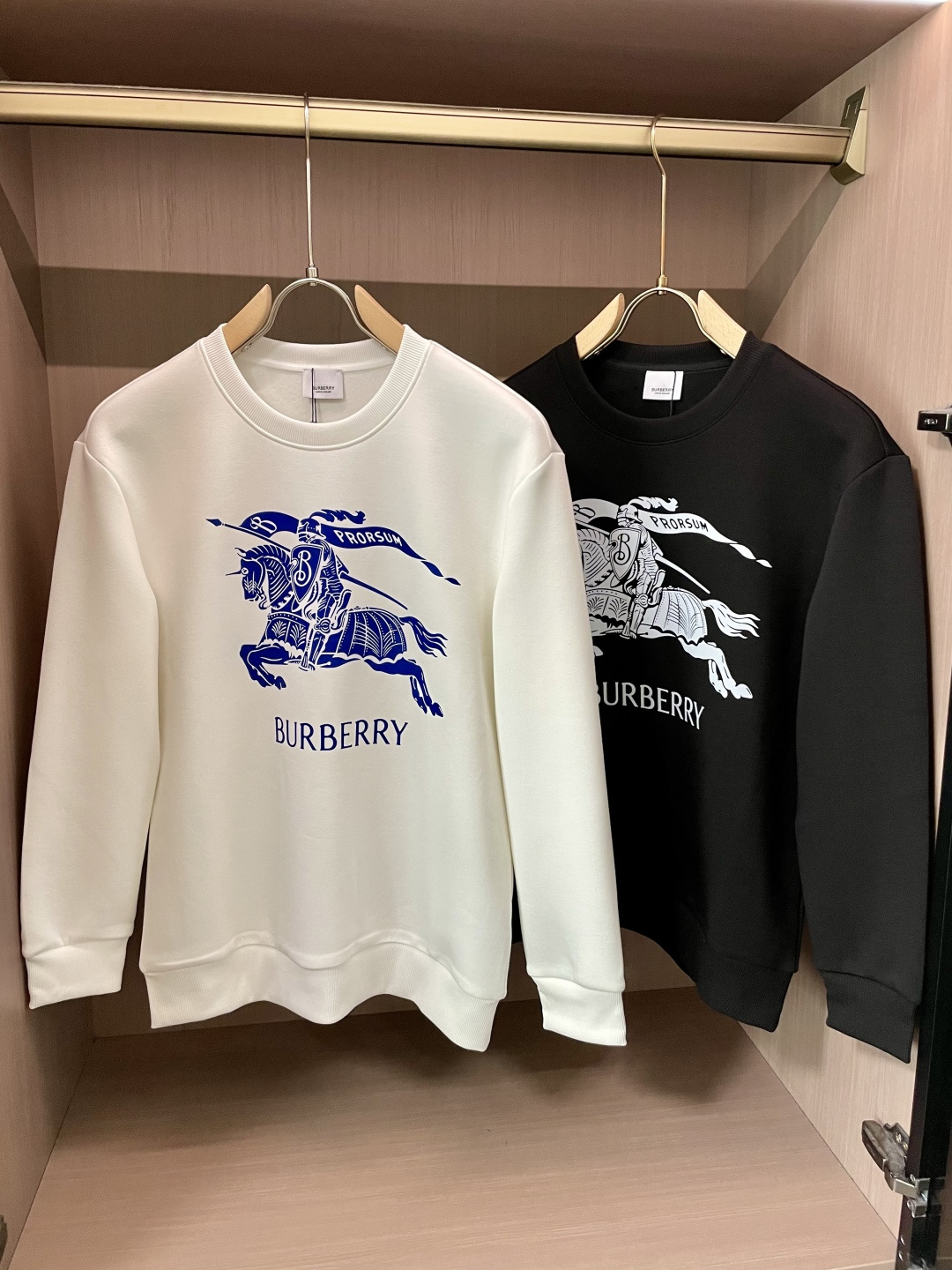 Bur /2025秋冬新品 
定制顶级卫衣棉，面料特别有质感，冬季必备单品，保暖性好。男女通穿，细节到位