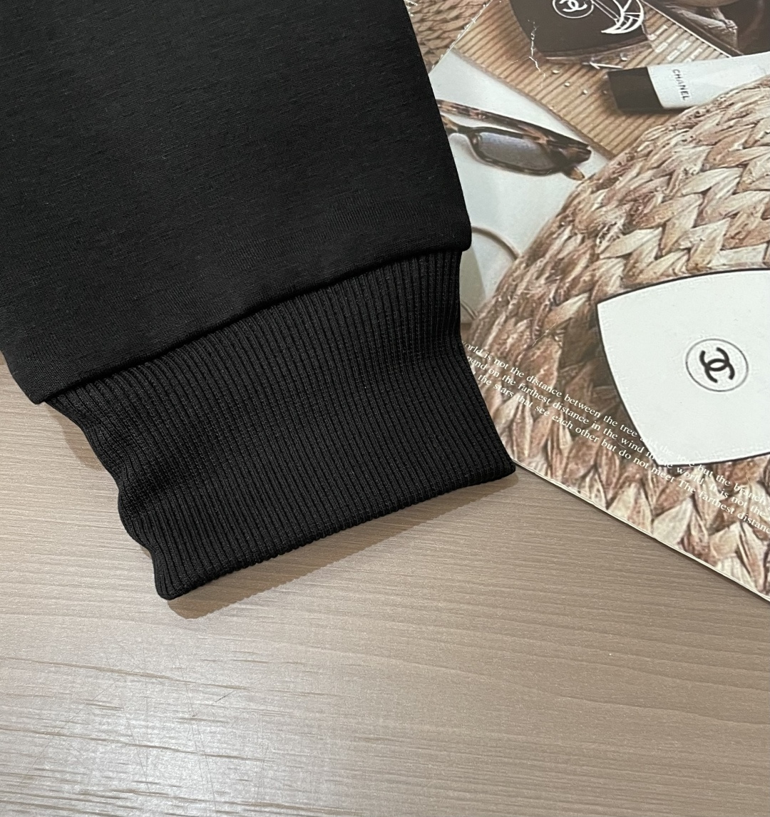 Bur /2025秋冬新品 
定制顶级卫衣棉，面料特别有质感，冬季必备单品，保暖性好。男女通穿，细节到位