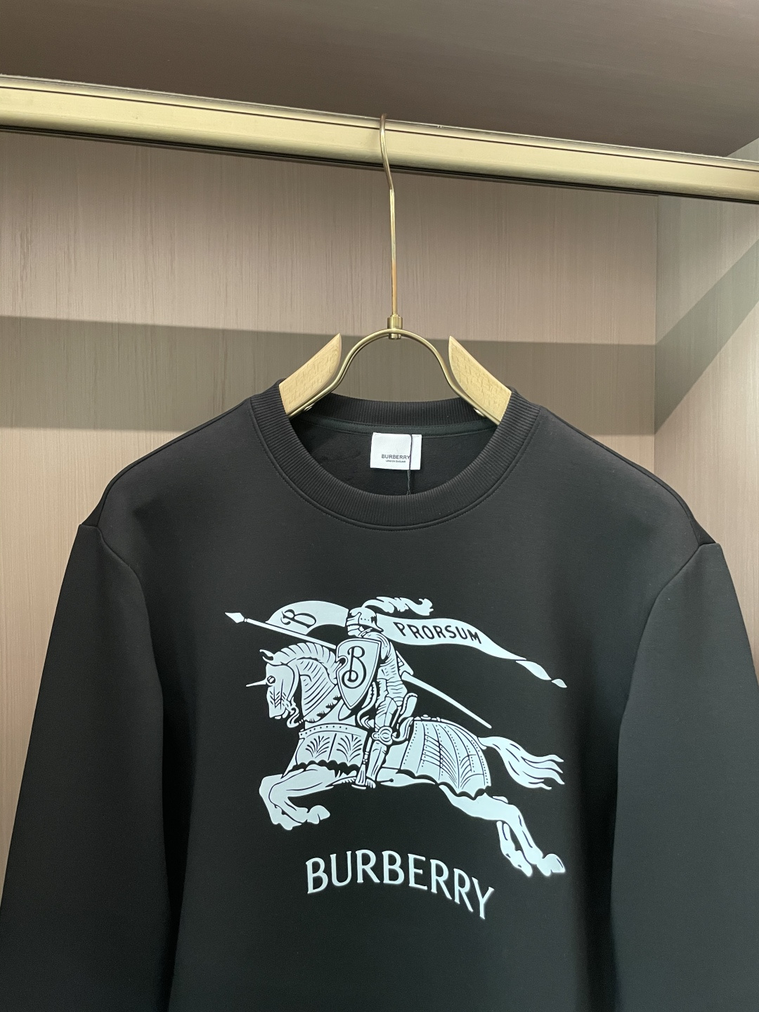 Bur /2025秋冬新品 
定制顶级卫衣棉，面料特别有质感，冬季必备单品，保暖性好。男女通穿，细节到位