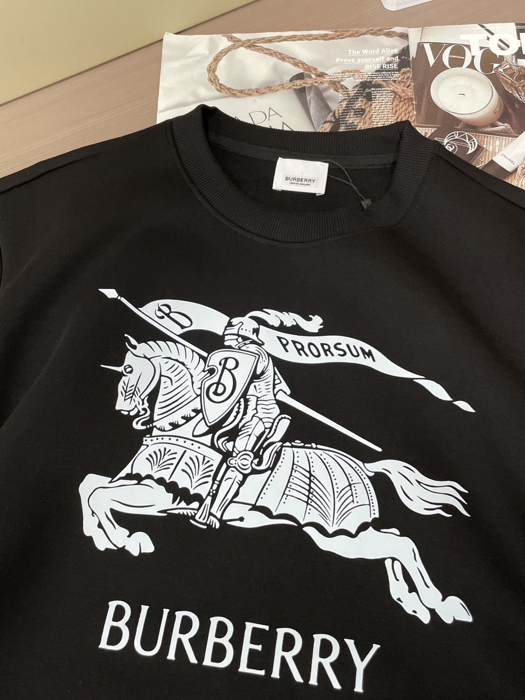 Bur /2025秋冬新品 
定制顶级卫衣棉，面料特别有质感，冬季必备单品，保暖性好。男女通穿，细节到位