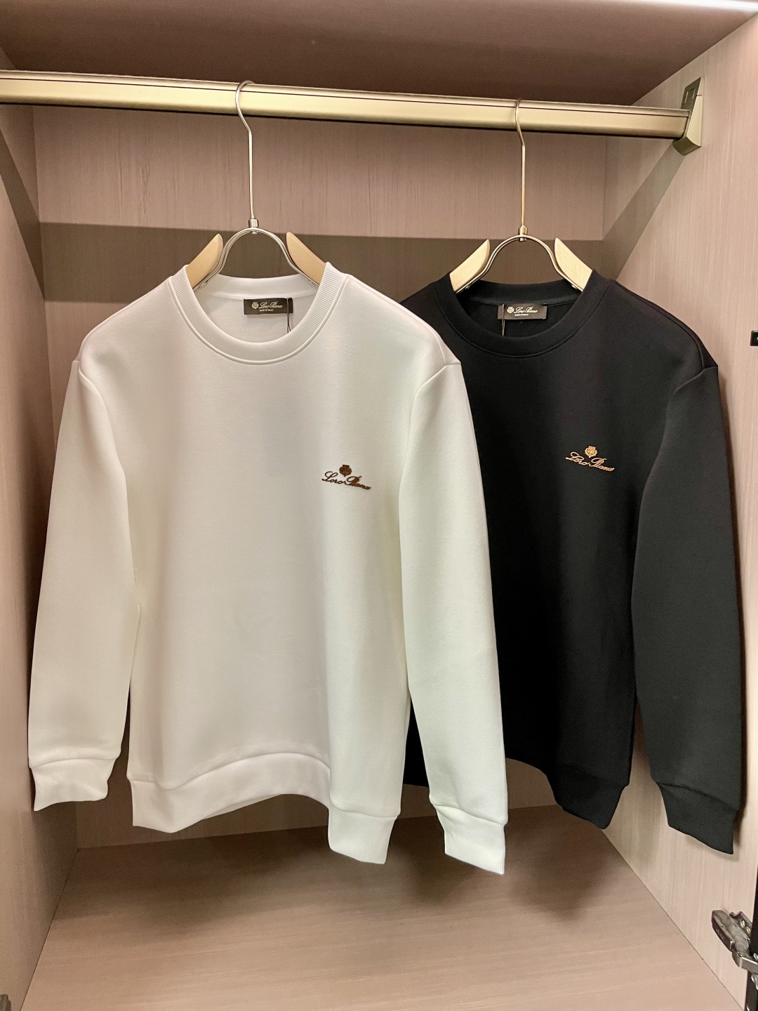 lP🆕 /2025秋冬新品 
定制顶级卫衣棉，面料特别有质感，冬季必备单品，保暖性好。男女通穿，细节到位