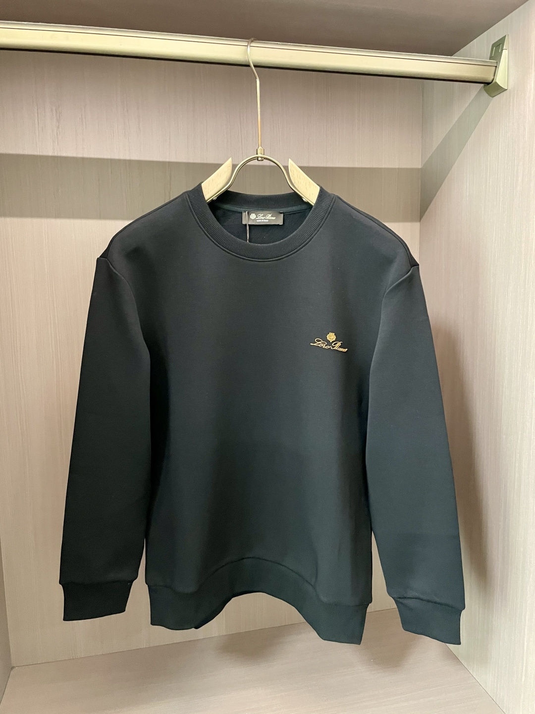 lP🆕 /2025秋冬新品 
定制顶级卫衣棉，面料特别有质感，冬季必备单品，保暖性好。男女通穿，细节到位