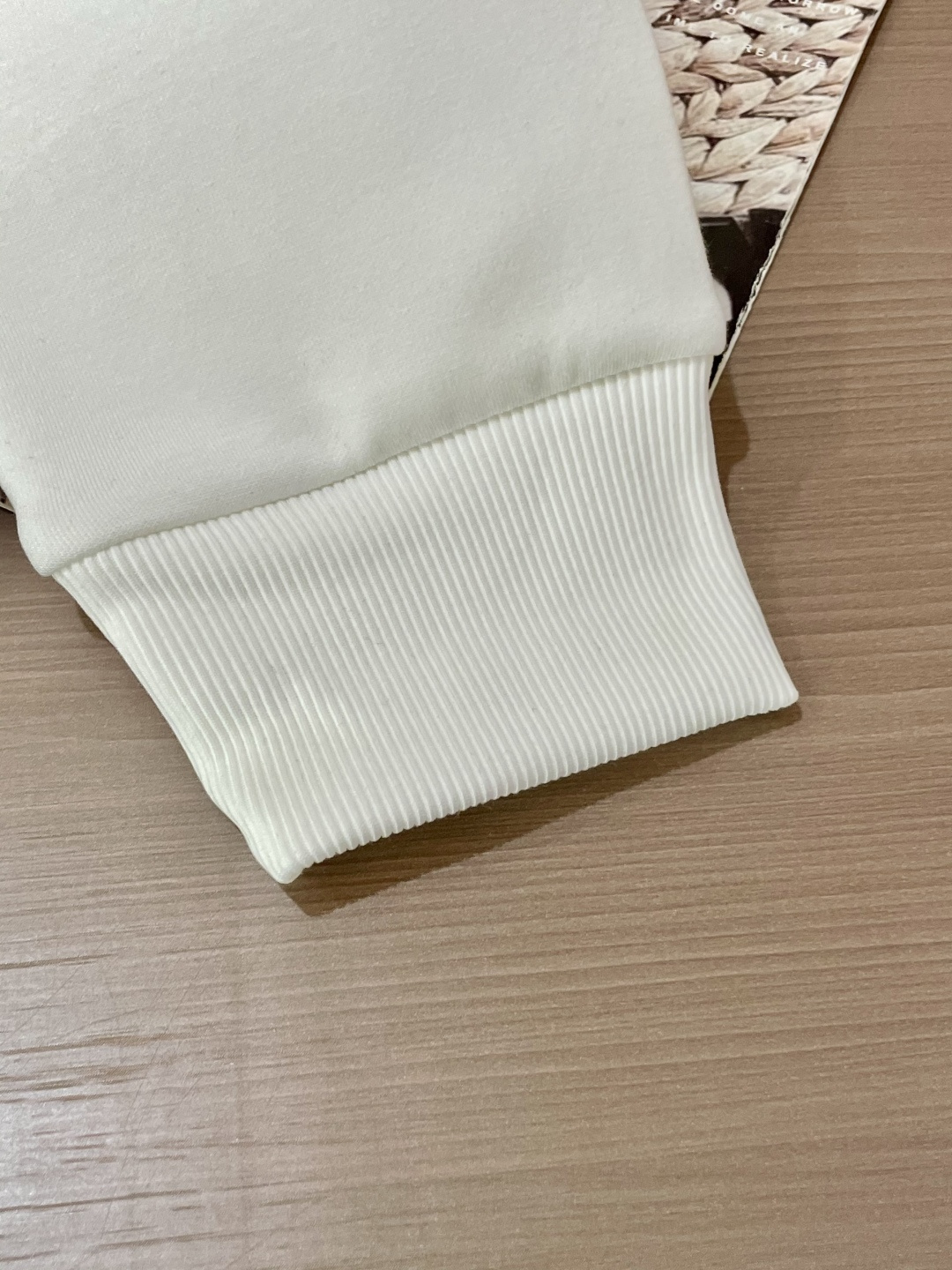 lP🆕  /2025秋冬新品 
定制顶级卫衣棉，面料特别有质感，冬季必备单品，保暖性好。男女通穿，细节到