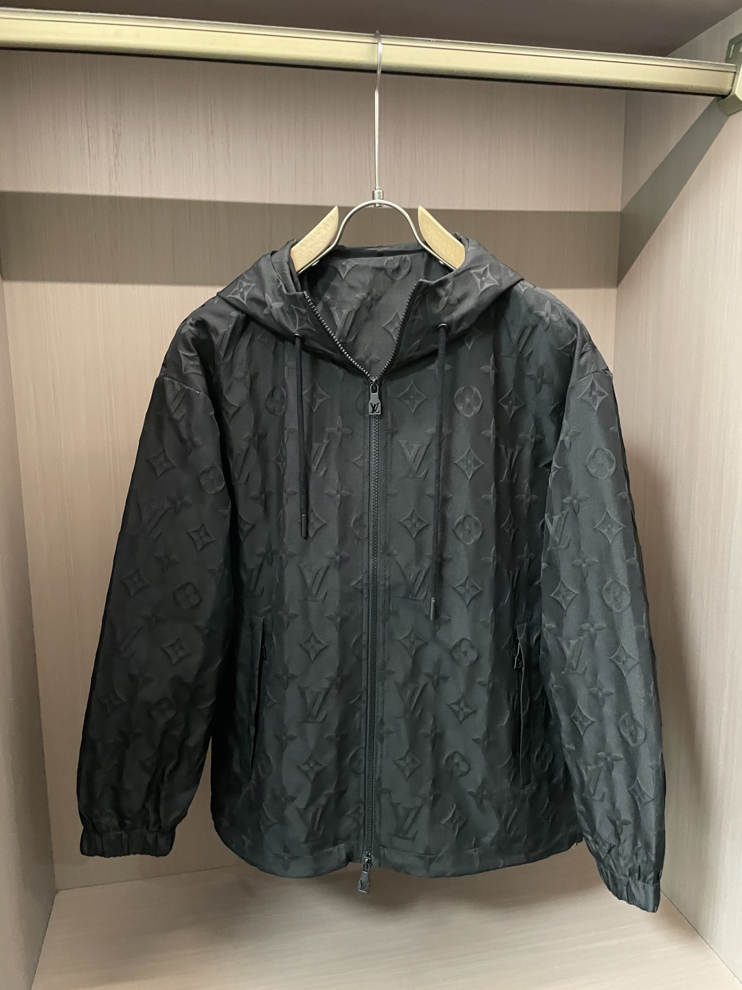 NO:510753,Lv High-end customization 2025 autumn and winter new products Light and mature business can reflect low-key luxury in casual outfits Fashionable and simple versatile jackets are made of top-quality custom super soft silky fiber elastic fabrics High-density ultra-thin material, skin-friendly and delicate and comfortable Soft and breathable, super texture, and strong sense of class. All details show the quality of the big brand. Highly recommended versatile basic models. It can be used for daily life, casualness, and all functions. It is versatile and versatile, classic and not picky, and the colors used for men's wardrobe. Simple and generous, easy to wear but not picky, and the quality can definitely stand the test. Size: M-3XL,,louis vuitton, jackets & coats,alexander wang19860909Lv 高级定制 2025秋冬新品 轻熟商务 在随意的装束中都能体现低调奢华感 时尚简约百搭夹克 采用顶级定制超柔丝滑纤维弹性面料 高密超薄材质、手感亲肤 细腻舒适 柔软透气,质感超强,档次感强.各种细节都彰显大牌的品质 极力推荐 百搭基本款 可日常,可休闲,各种功能都HOLD住,万能百搭,经典不挑人,男士衣橱专用的颜色 简单大方,好穿不挑人,品质绝对经得起考验. 尺码:M-3XL,,louis vuitton,jackets & coats,alexander wang,Men's clothing